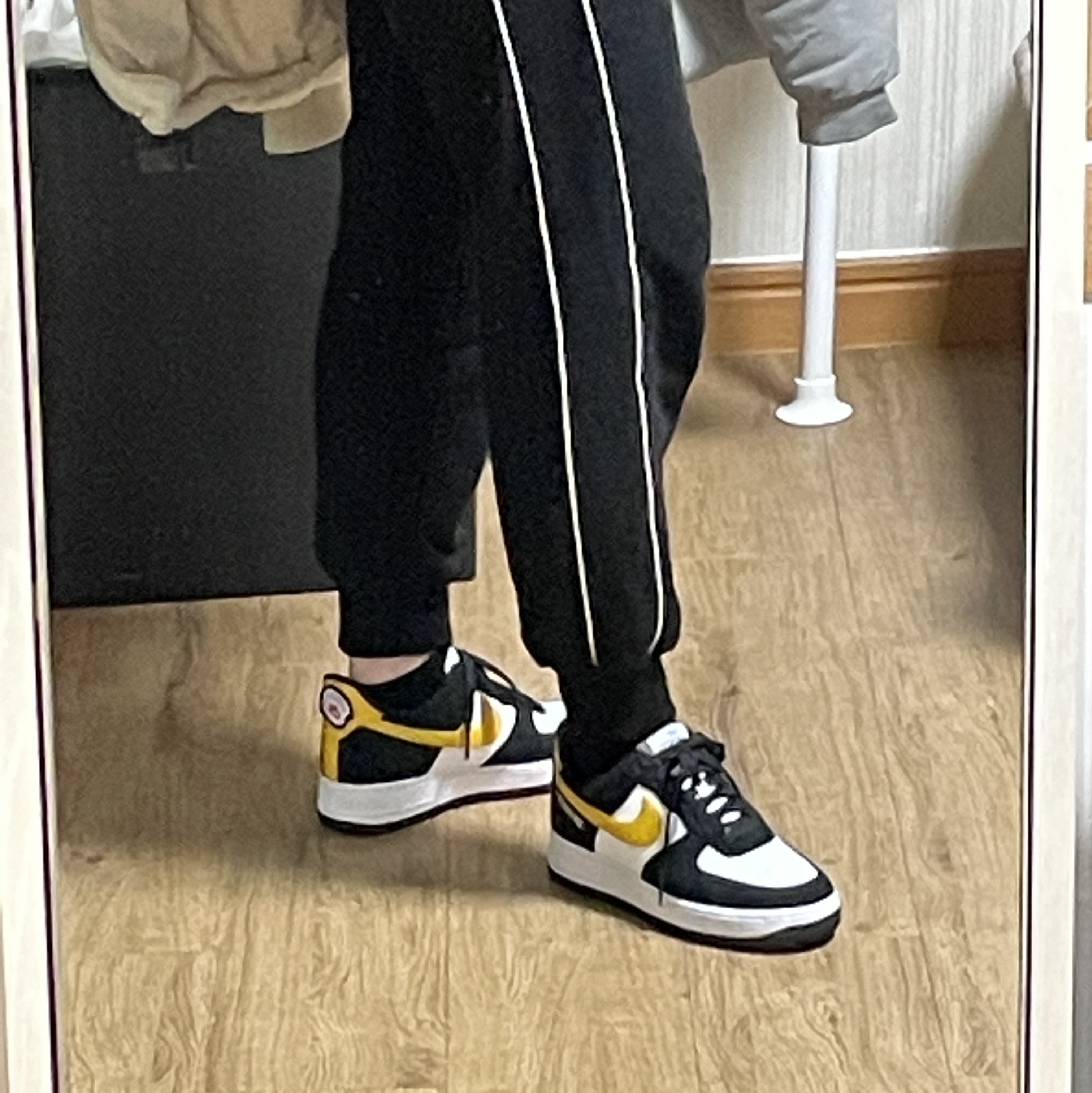 Nike Air Force 1 '07 LV8 Athletic Club Black Dark Sulfur 착용 스타일