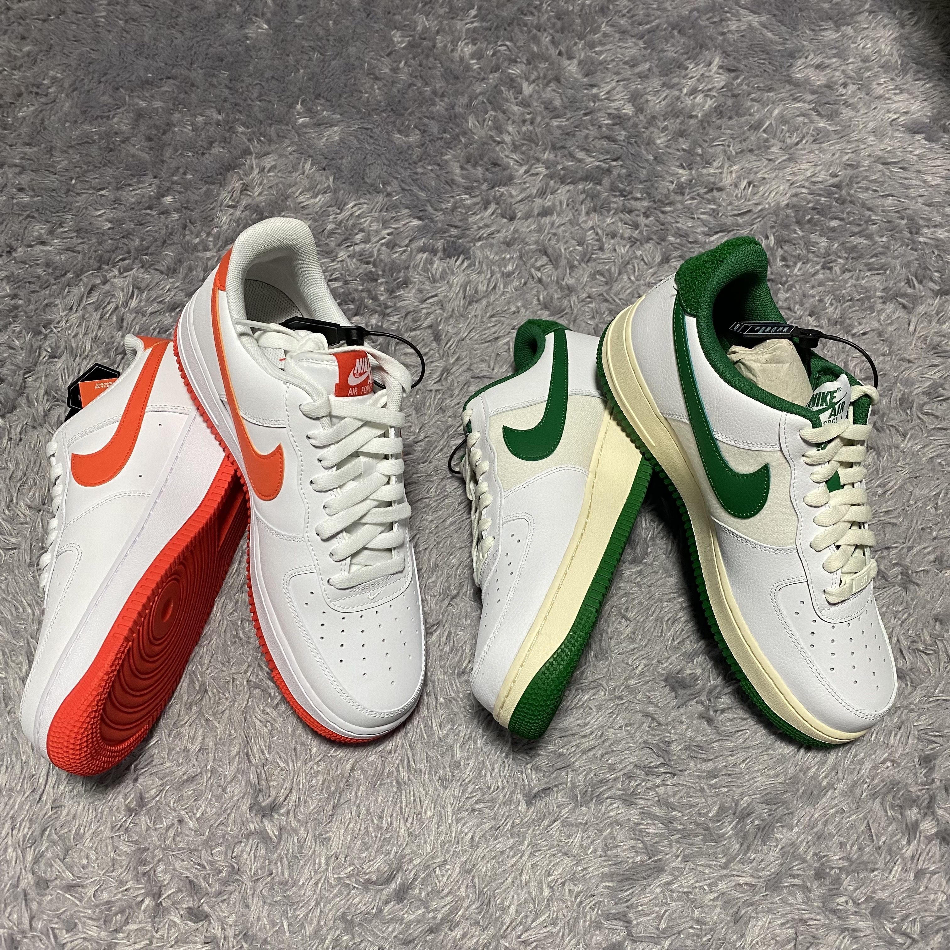 Nike Air Force 1 '07 Low White Team Orange, Nike Air Force 1 '07 LV8 Varsity White Pine Green 착용 스타일 - 2