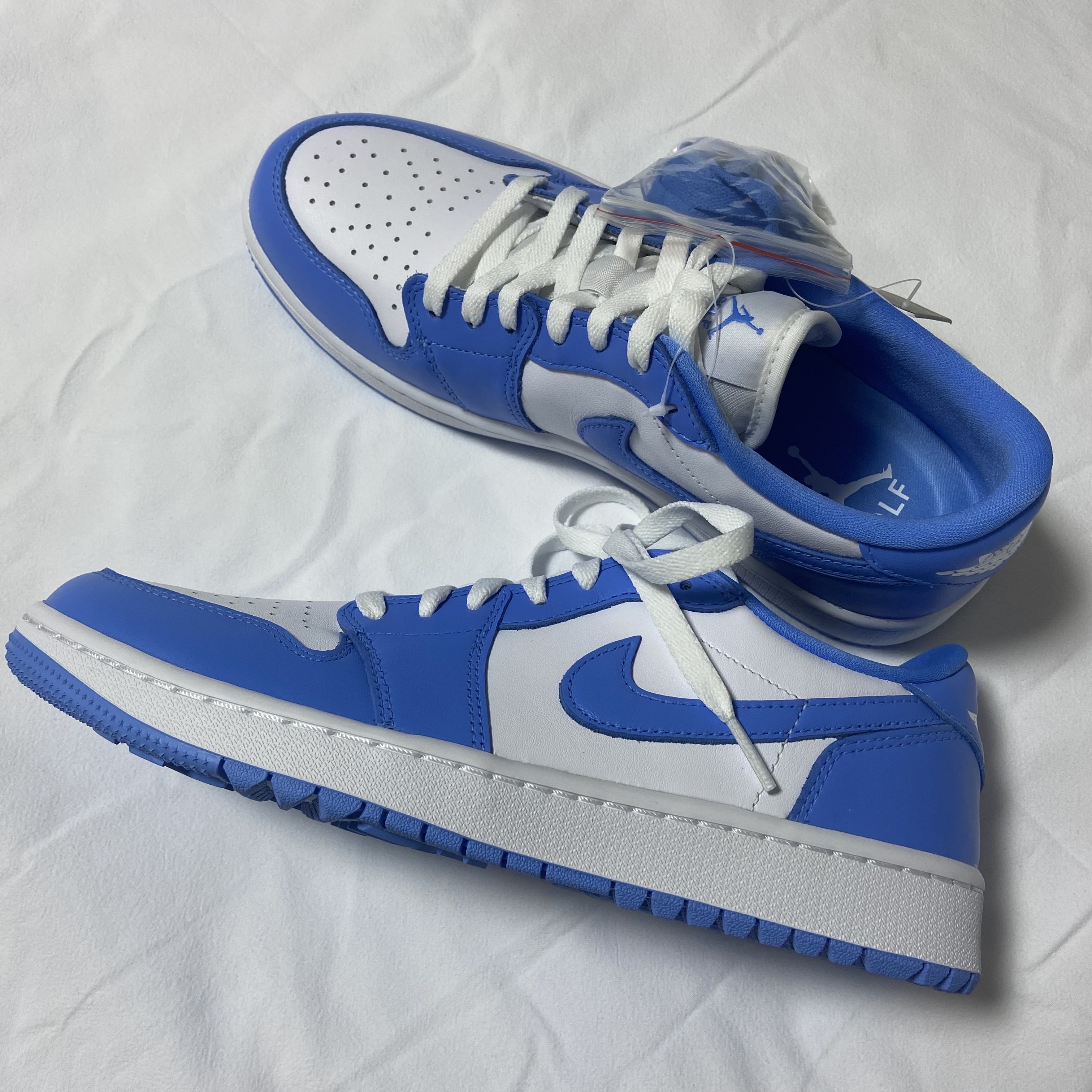 Jordan 1 Low Golf White and University Blue 착용 스타일 - 1
