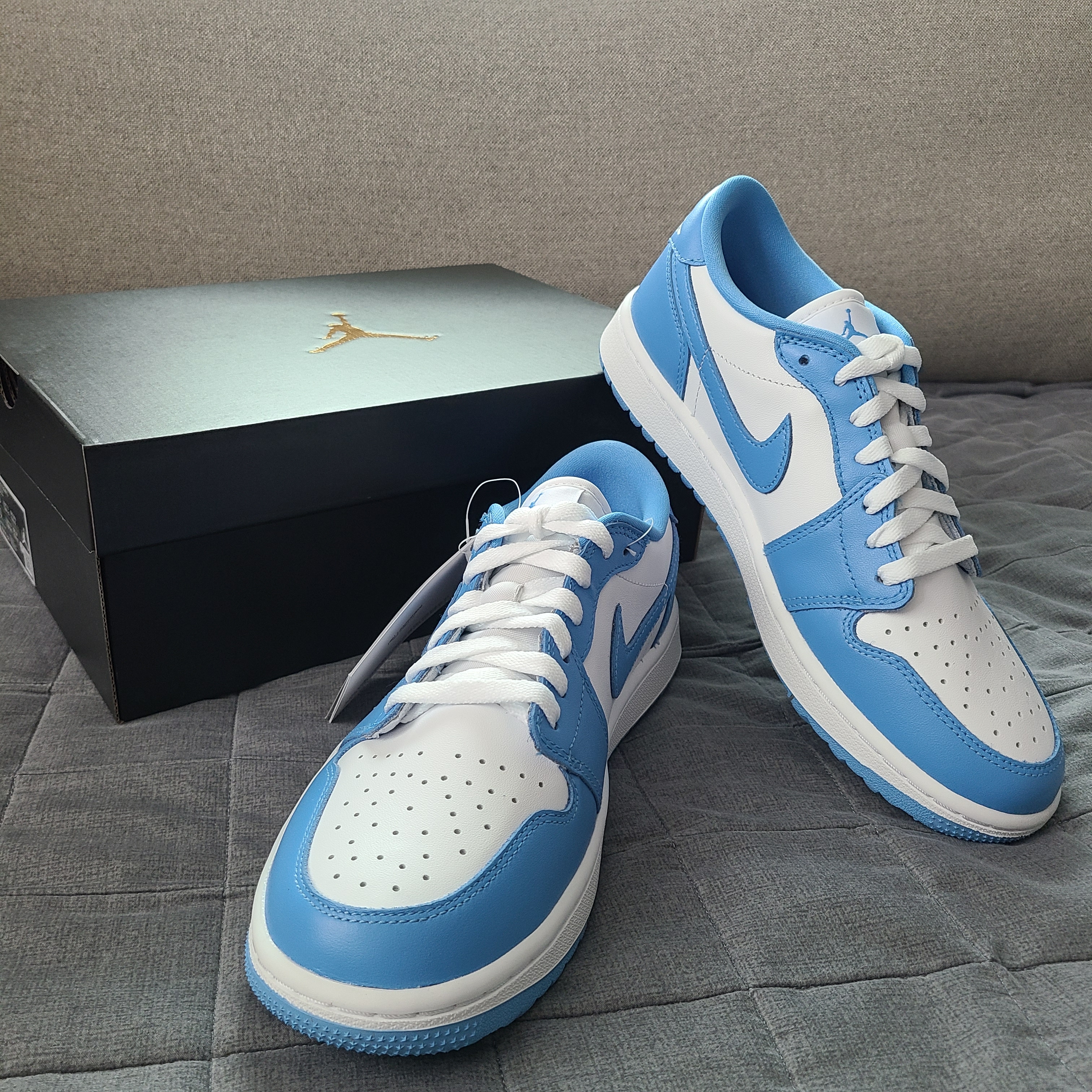 Jordan 1 Low Golf White and University Blue 착용 스타일