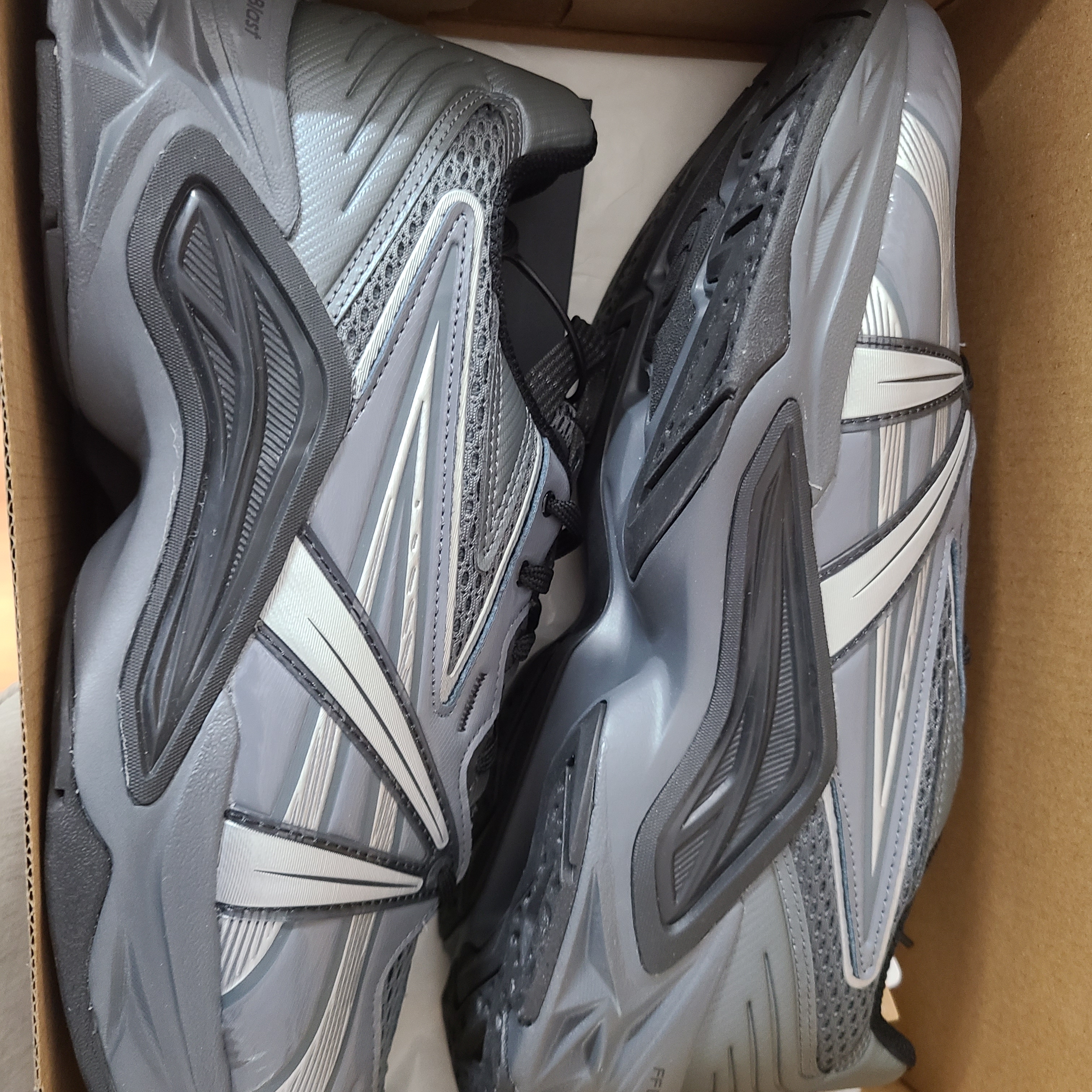 Asics HN2-S Protoblast Steel Grey 착용 스타일