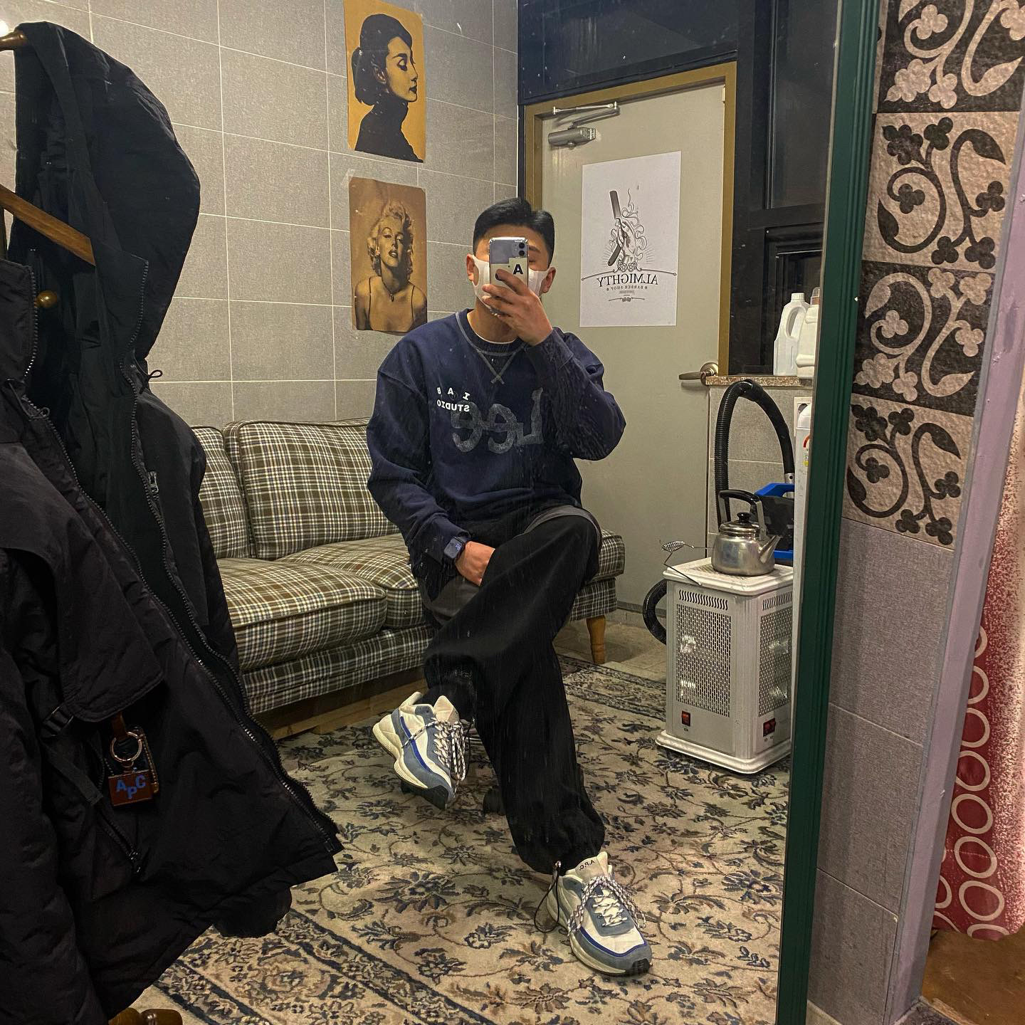 IAB Studio x Lee Pigment Sweatshirt Indigo Navy 착용 스타일 - 1