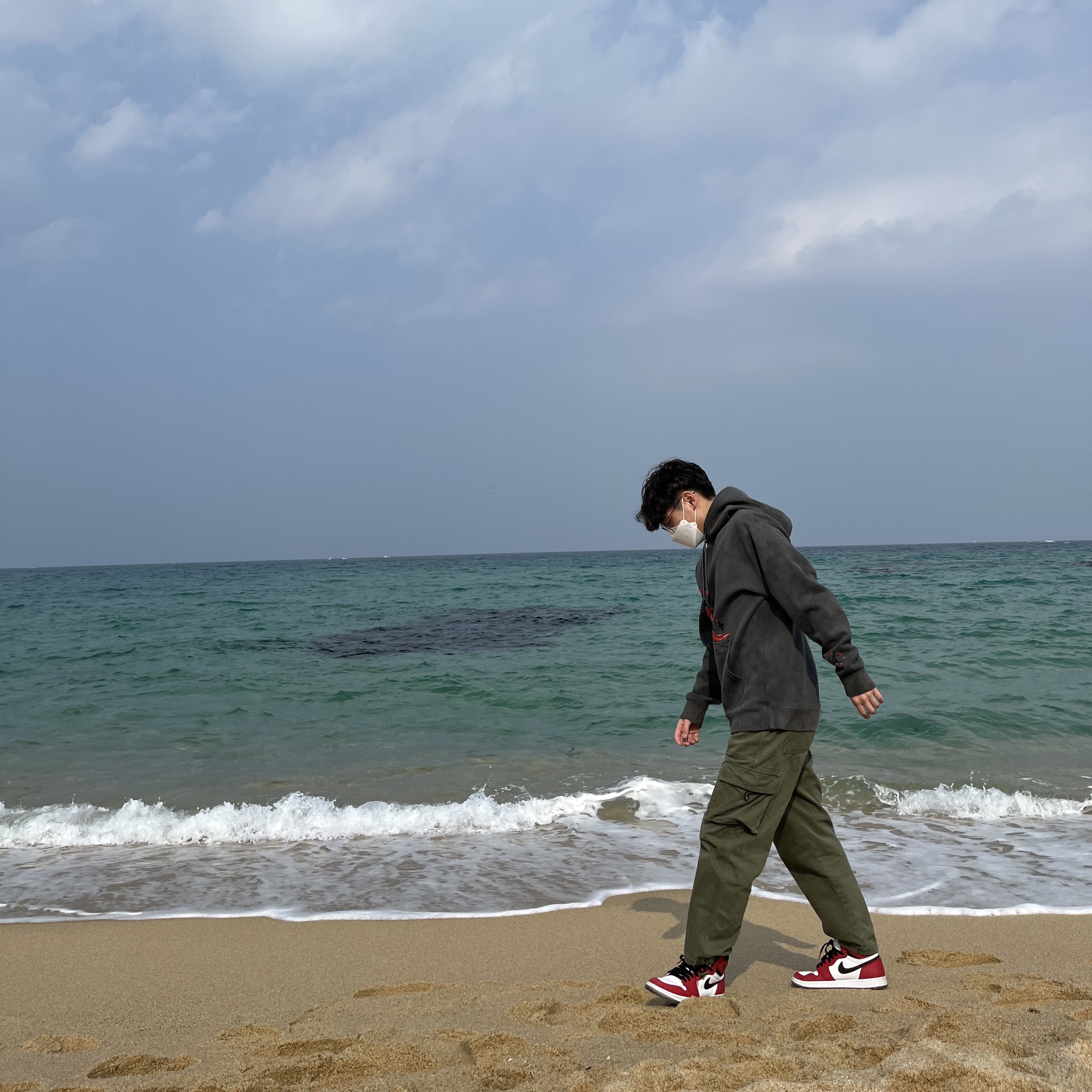 Jordan x Travis Scott Washed Suede Hoodie Grey, Jordan 1 Retro High Spider-Man Origin Story 착용 스타일 - 3