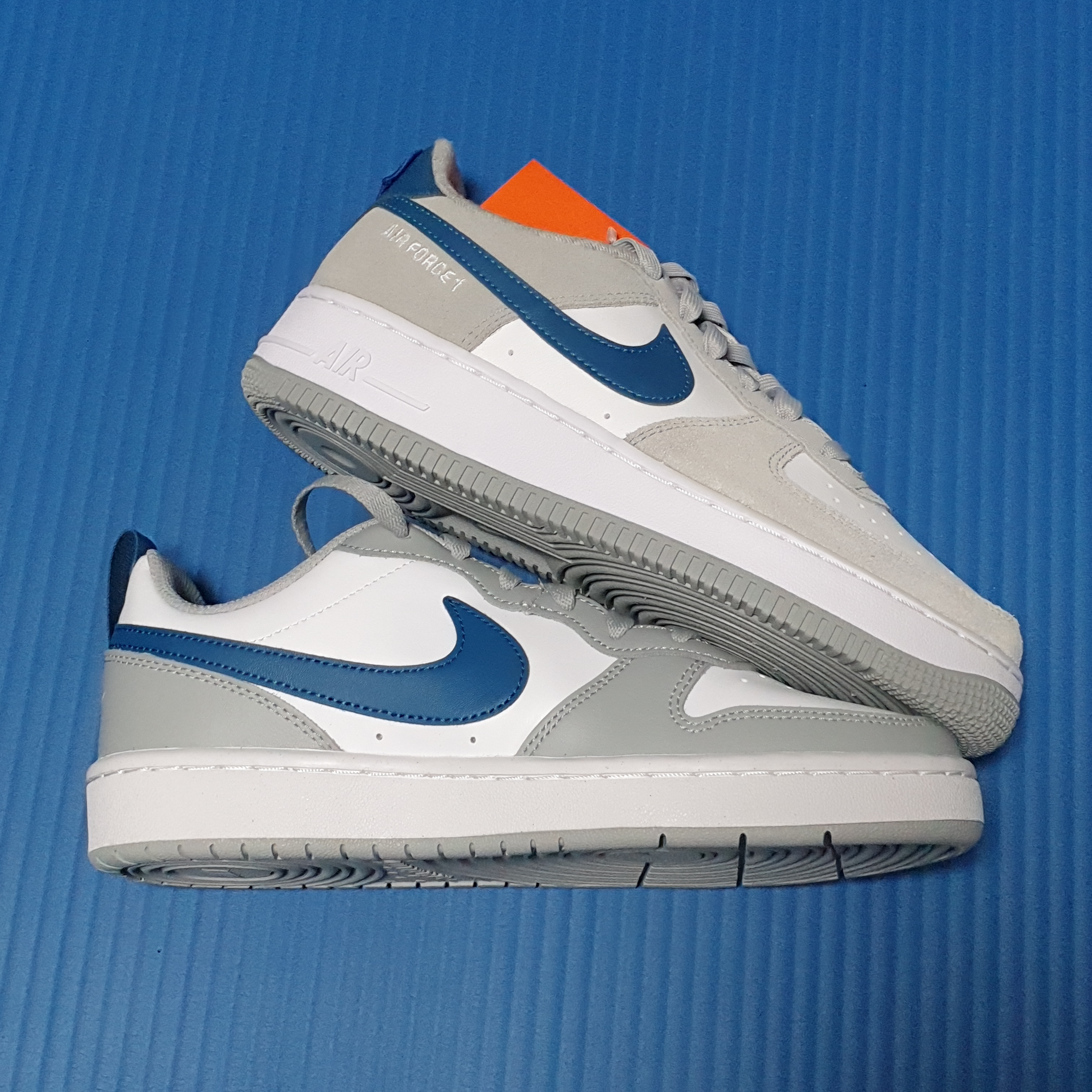 (GS) Nike Court Borough Low 2 Light Smoke Grey, (GS) Nike Air Force 1 LV8 Athletic Club Light Smoke Grey Marina 착용 스타일