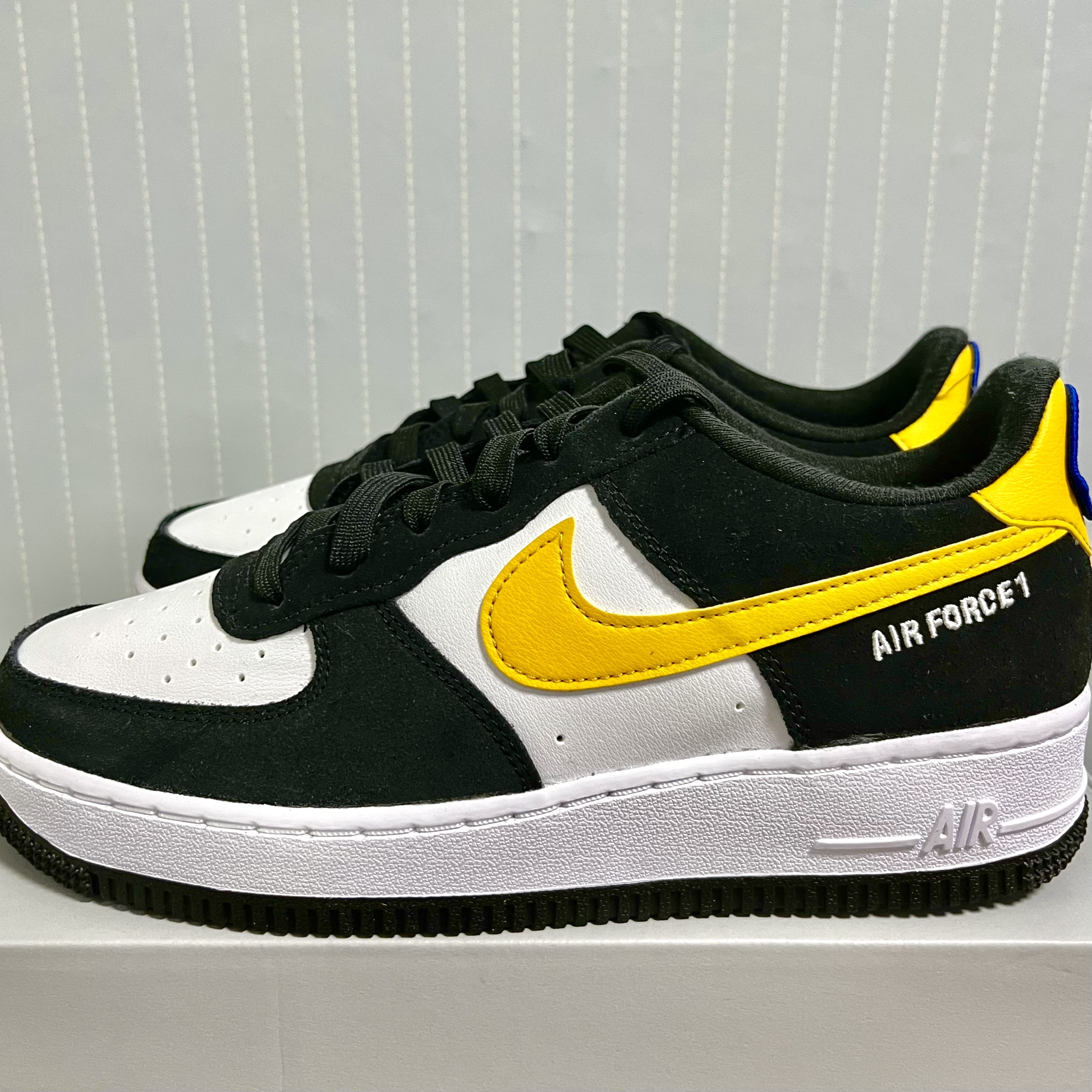 (GS) Nike Air Force 1 LV8 Athletic Club Black Dark Sulfur 착용 스타일 - 1