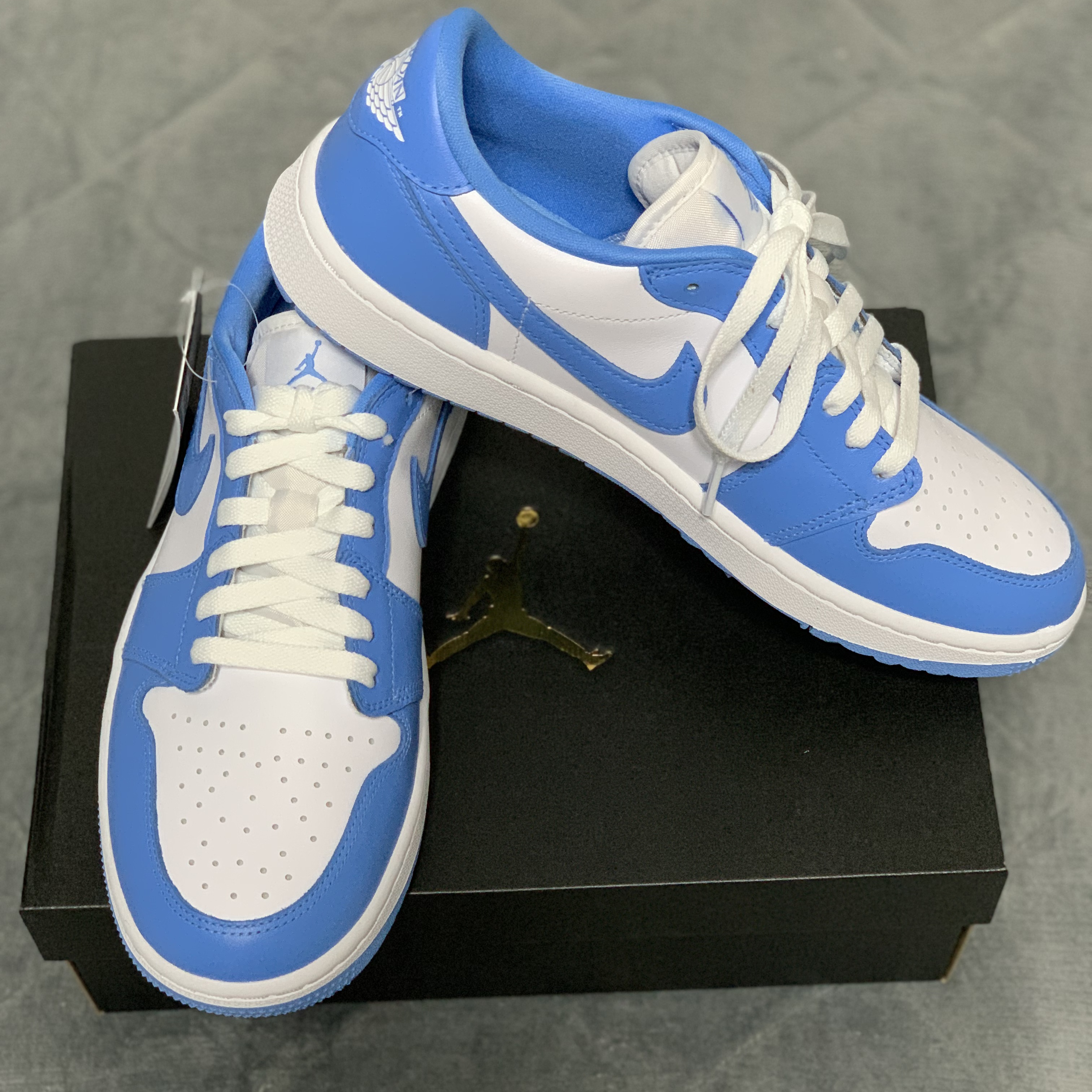 Jordan 1 Low Golf White and University Blue 착용 스타일 - 1
