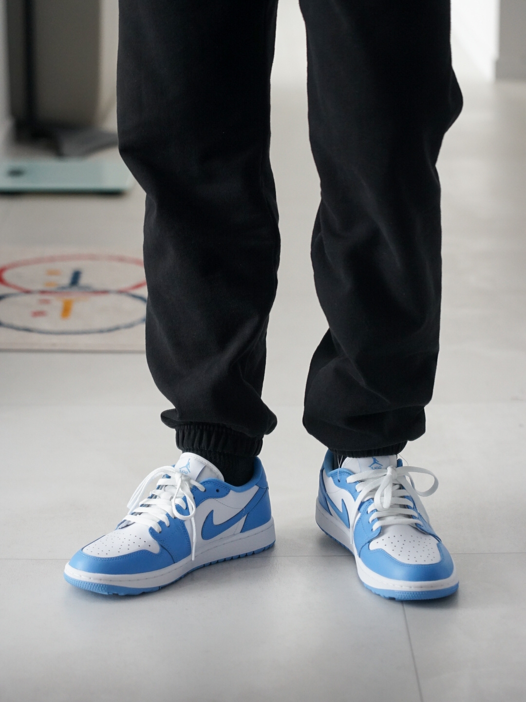 Jordan 1 Low Golf White and University Blue 착용 스타일 - 1