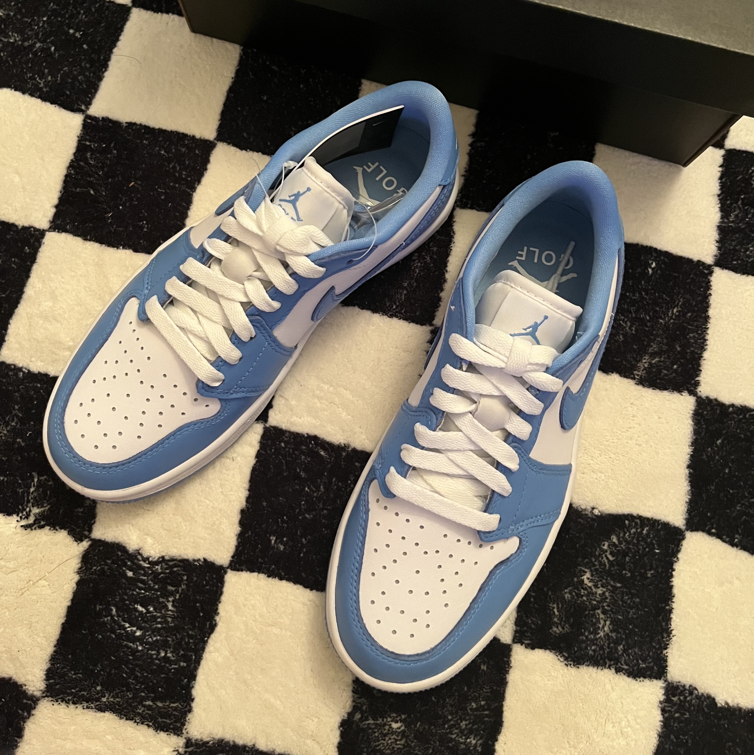 Jordan 1 Low Golf White and University Blue 착용 스타일 - 2