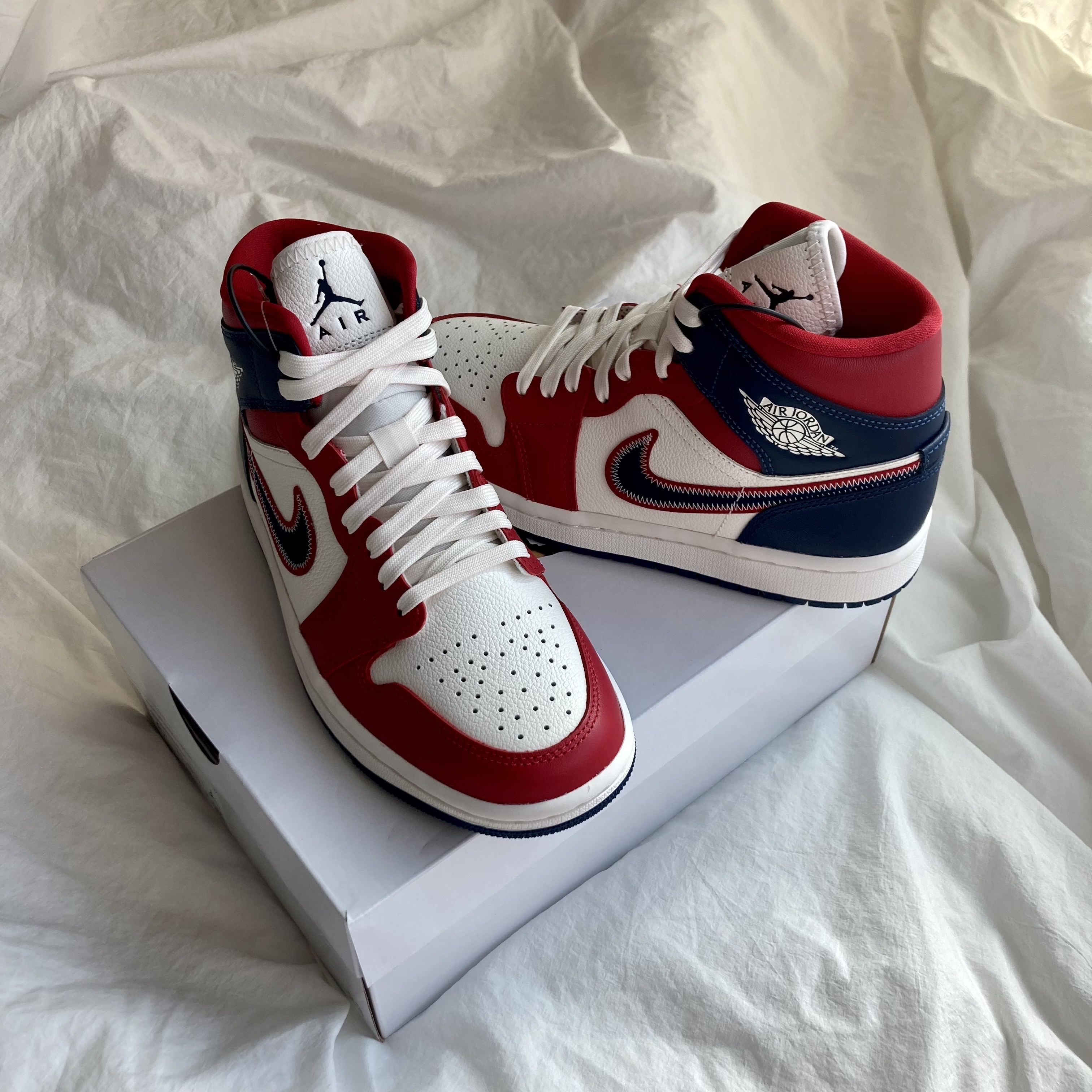 (W) Jordan 1 Mid SE Gym Red Midnight Navy 착용 스타일 - 3