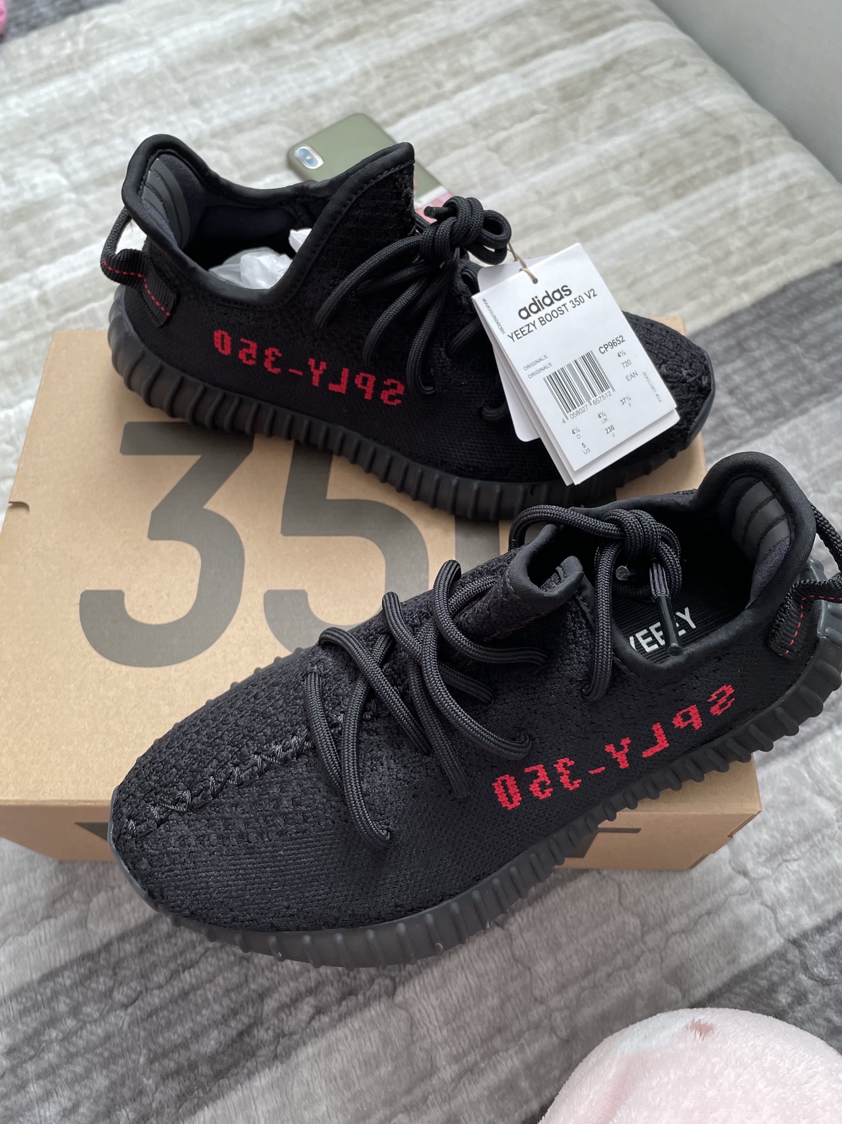 Adidas Yeezy Boost 350 V2 Black Red 2020 착용 스타일