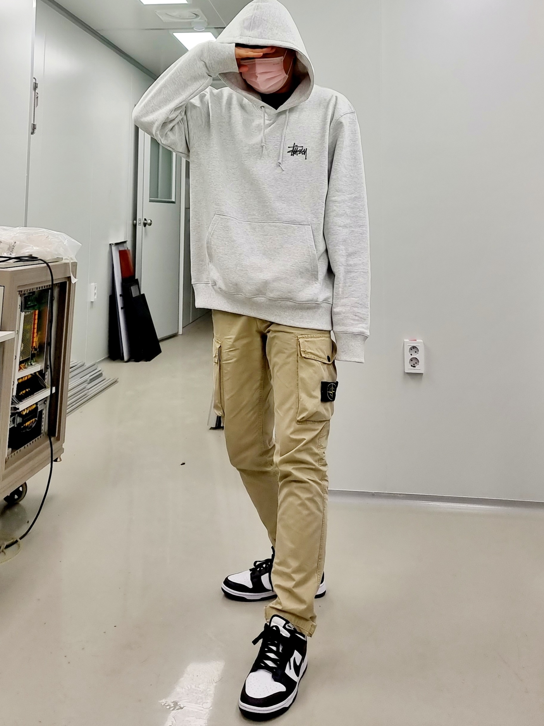 Stussy Basic Stussy Hoodie Ash Heather 2021, Stone Island 31819 Cargo Pants Sand - 21SS 착용 스타일 - 1