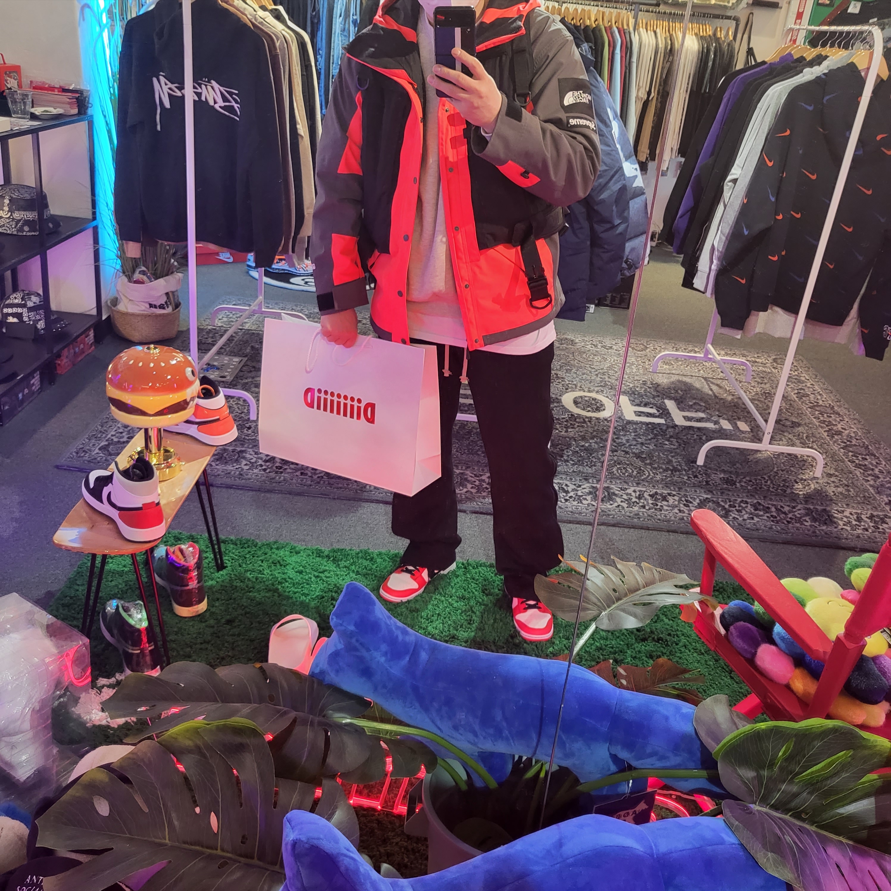 Nike x NBA Dunk Low Retro EMB Black and Chile Red, Essentials The Core Collection Pullover Crewneck Oatmeal 착용 스타일