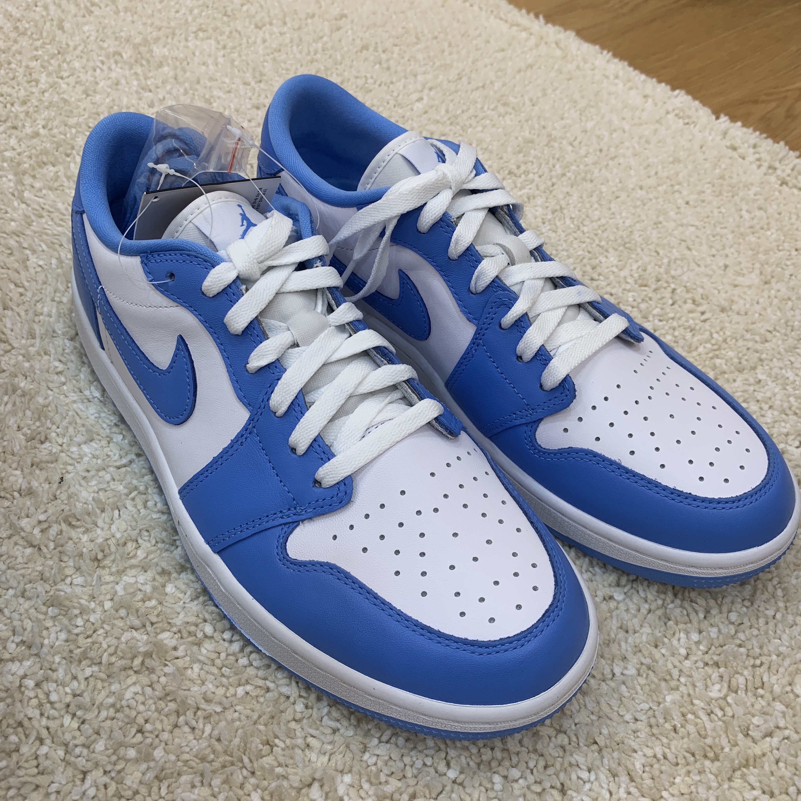 Jordan 1 Low Golf White and University Blue 착용 스타일