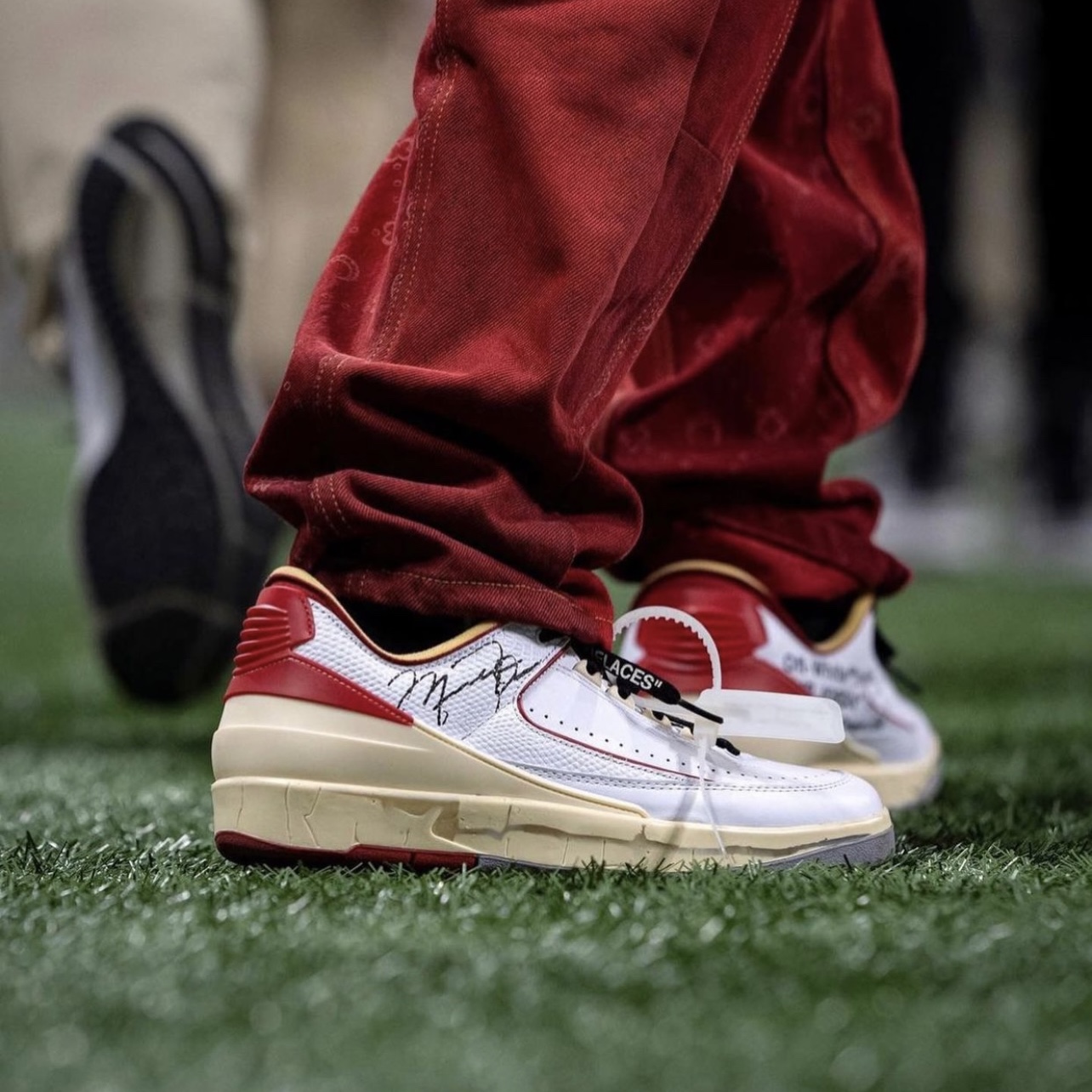 Jordan 2 x Off-White Retro Low SP White and Varsity Red 착용 스타일 - 4