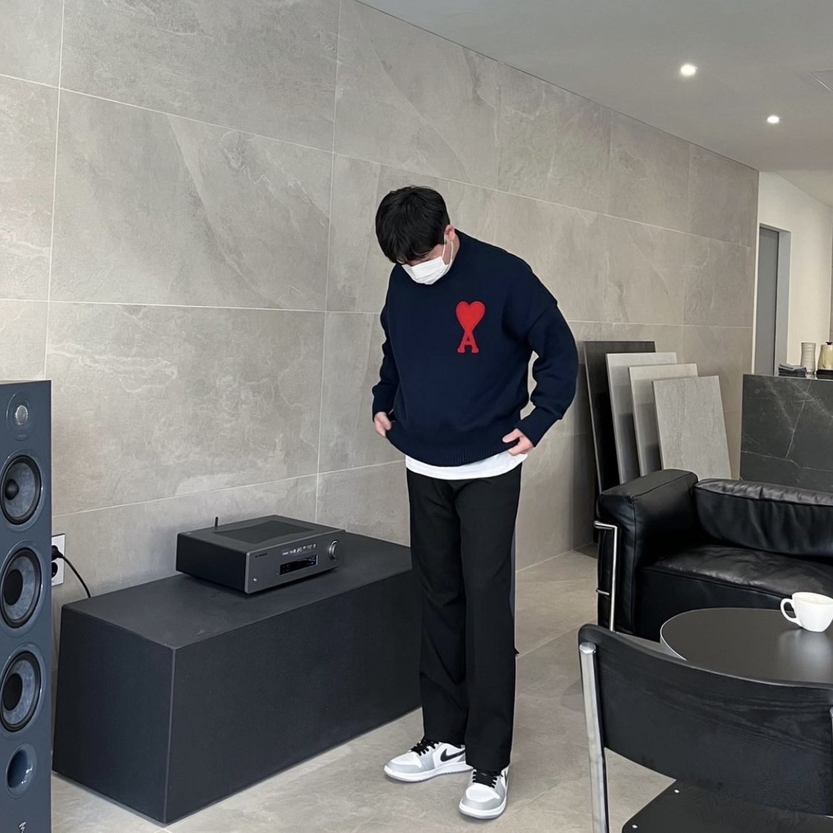 AMI de Coeur Oversize Sweater Navy Marine, Jordan 1 Mid Light Smoke Grey Anthracite 착용 스타일