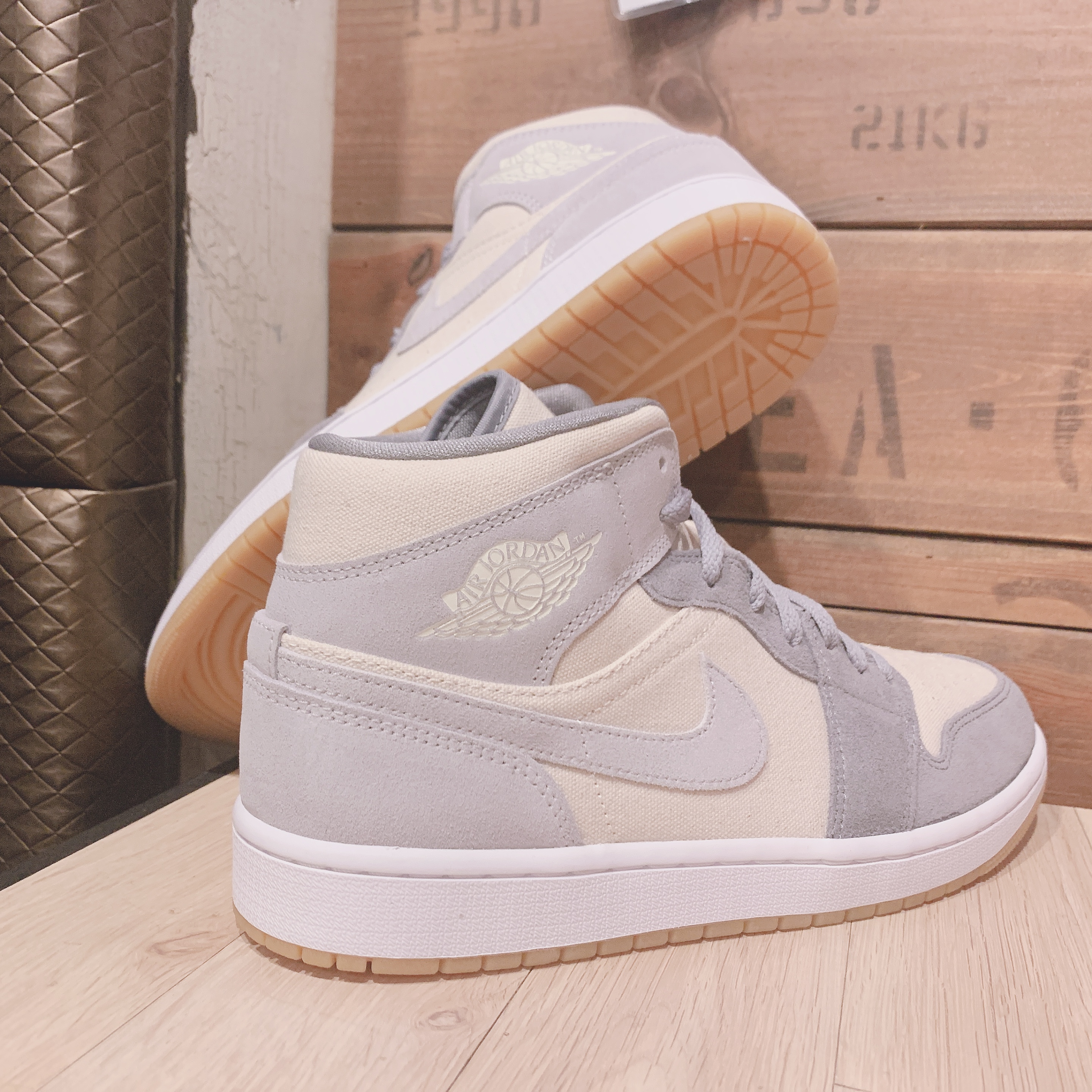 Jordan 1 Mid SE Coconut Milk Particle Grey 착용 스타일 - 2