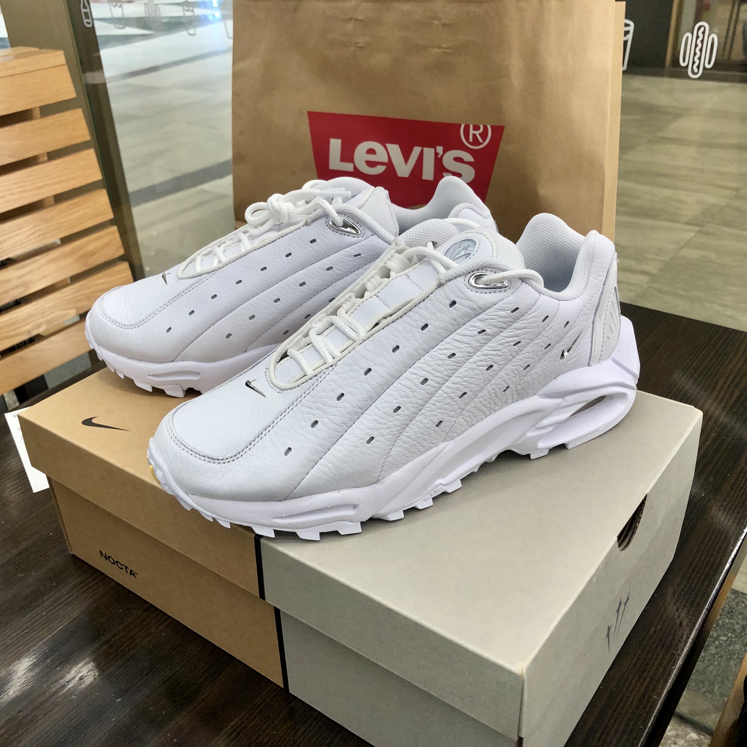 Nike x Drake Nocta Hot Step Air Terra Triple White 착용 스타일 - 1