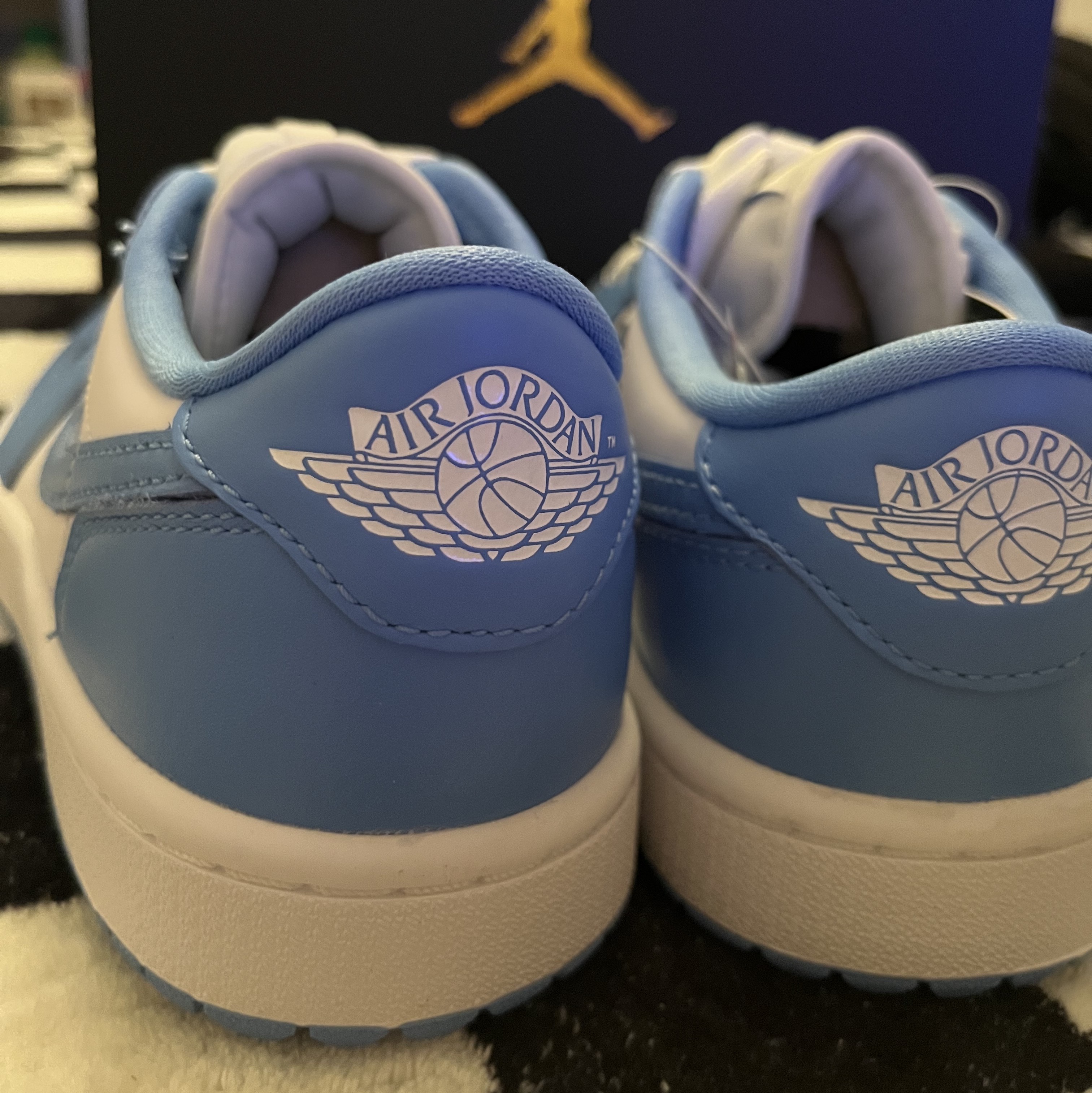 Jordan 1 Low Golf White and University Blue 착용 스타일 - 3
