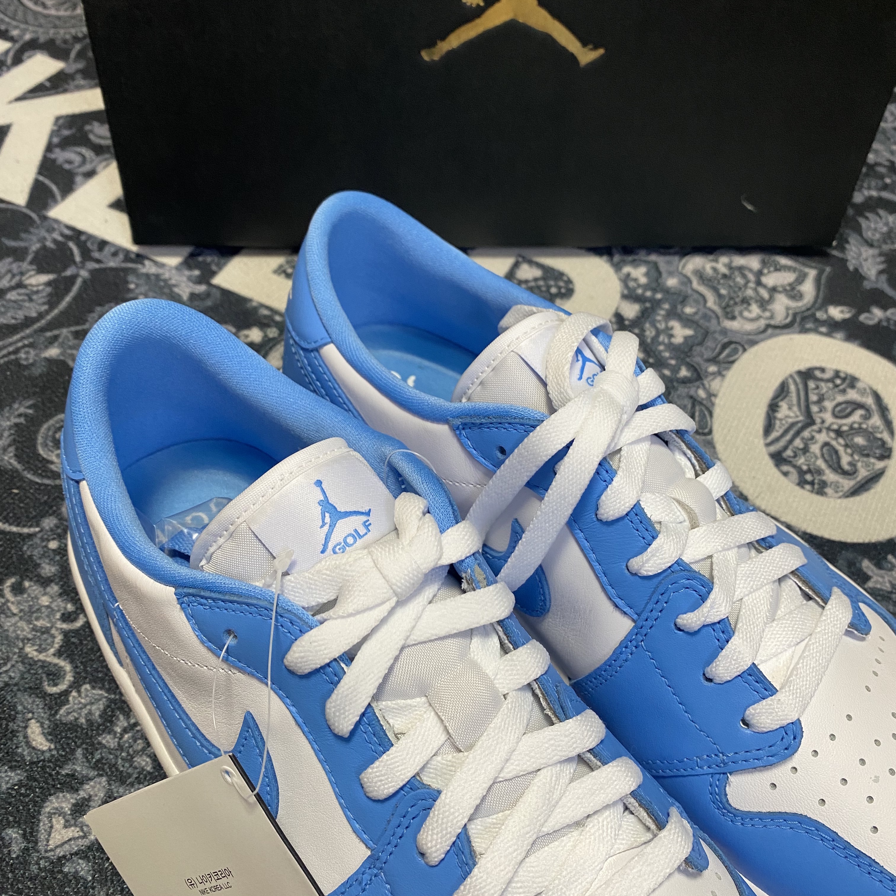 Jordan 1 Low Golf White and University Blue 착용 스타일