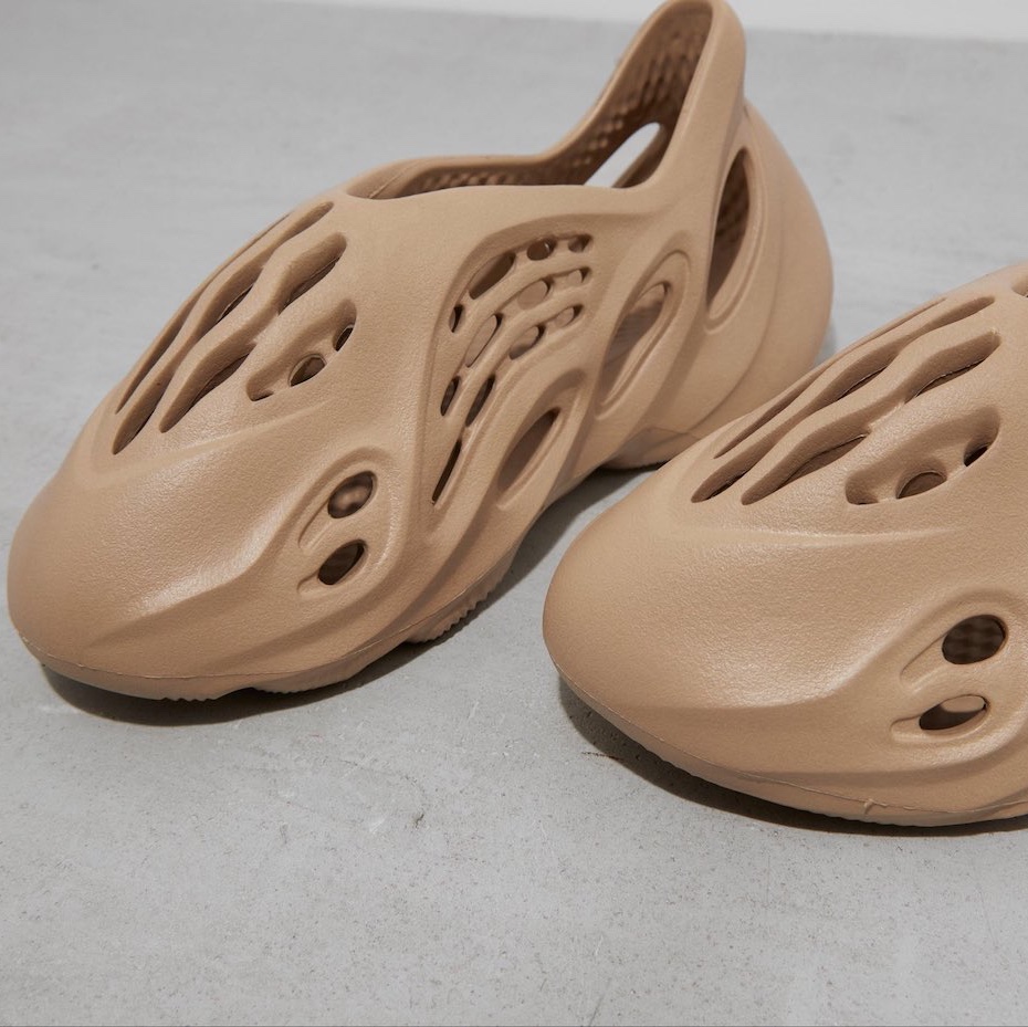 Adidas Yeezy Foam RNNR Stone Sage, Adidas Yeezy Foam RNNR Mist 착용 스타일 - 4