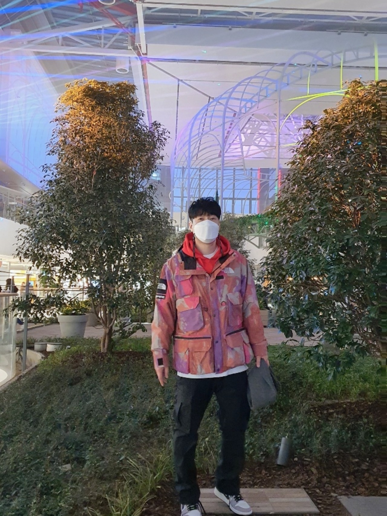 Supreme x The North Face Cargo Jacket Multi-Color - 20SS, Jordan 1 Element Gore-Tex Sail 착용 스타일 - 2