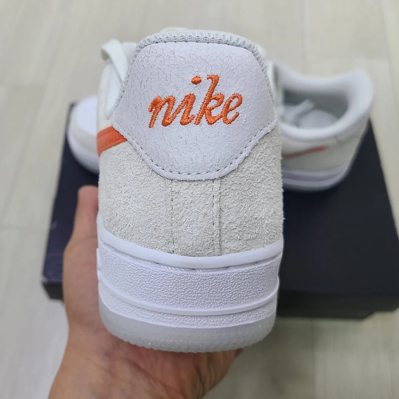 (W) Nike Air Force 1 '07 SE First Use Orange Sail 착용 스타일 - 3