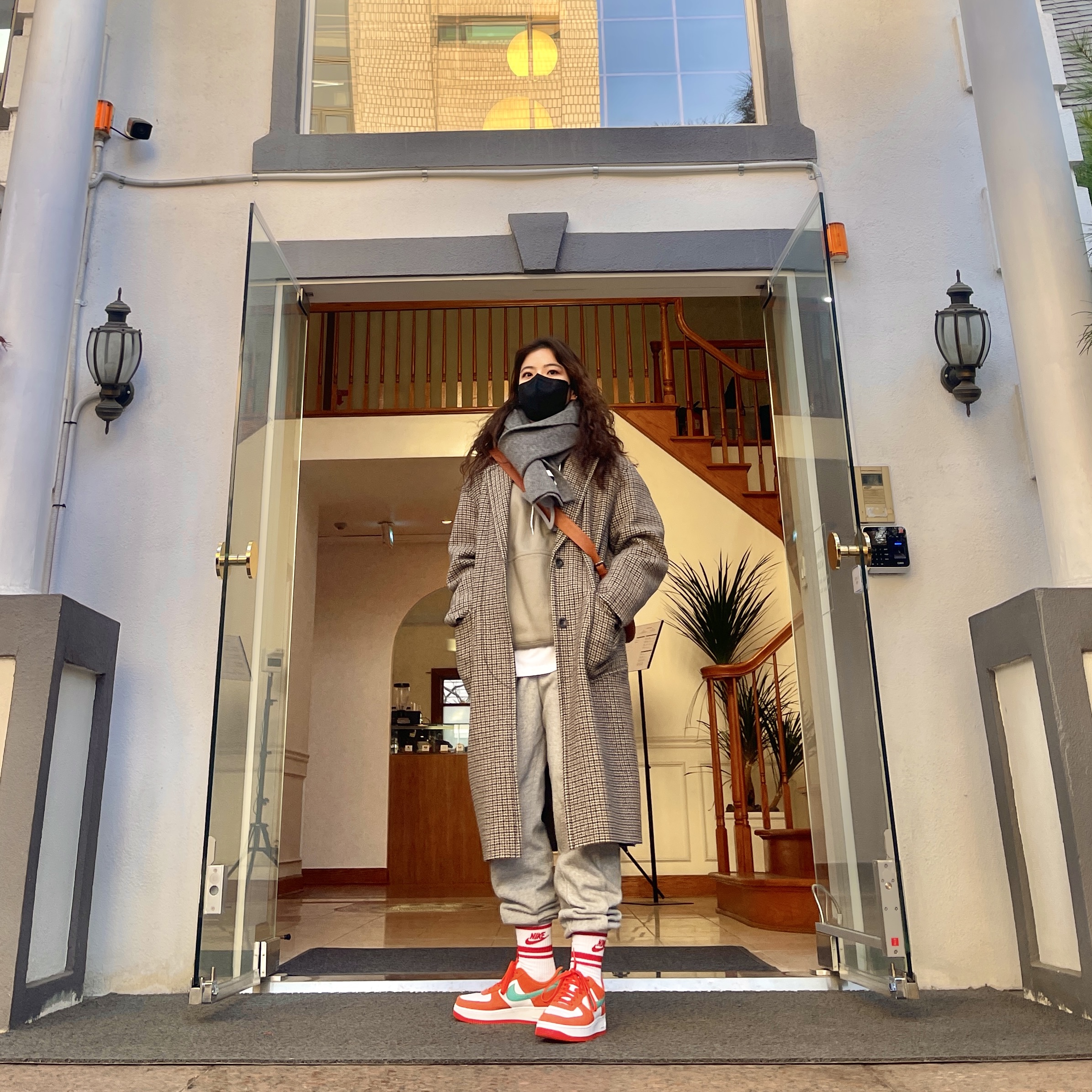 Nike Air Force 1 '07 LV8 Athletic Club Rush Orange Washed Teal 착용 스타일