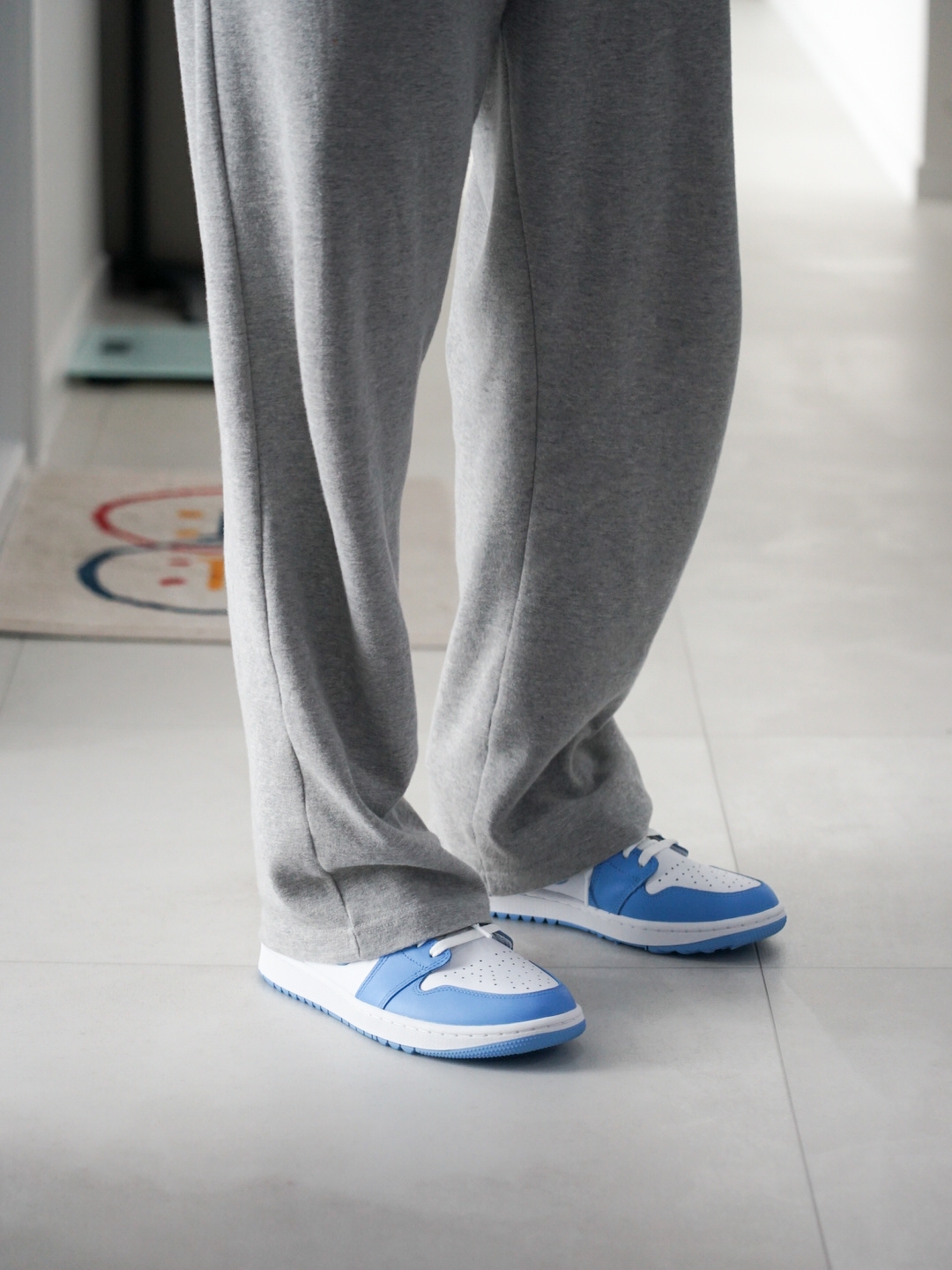 Jordan 1 Low Golf White and University Blue 착용 스타일 - 2