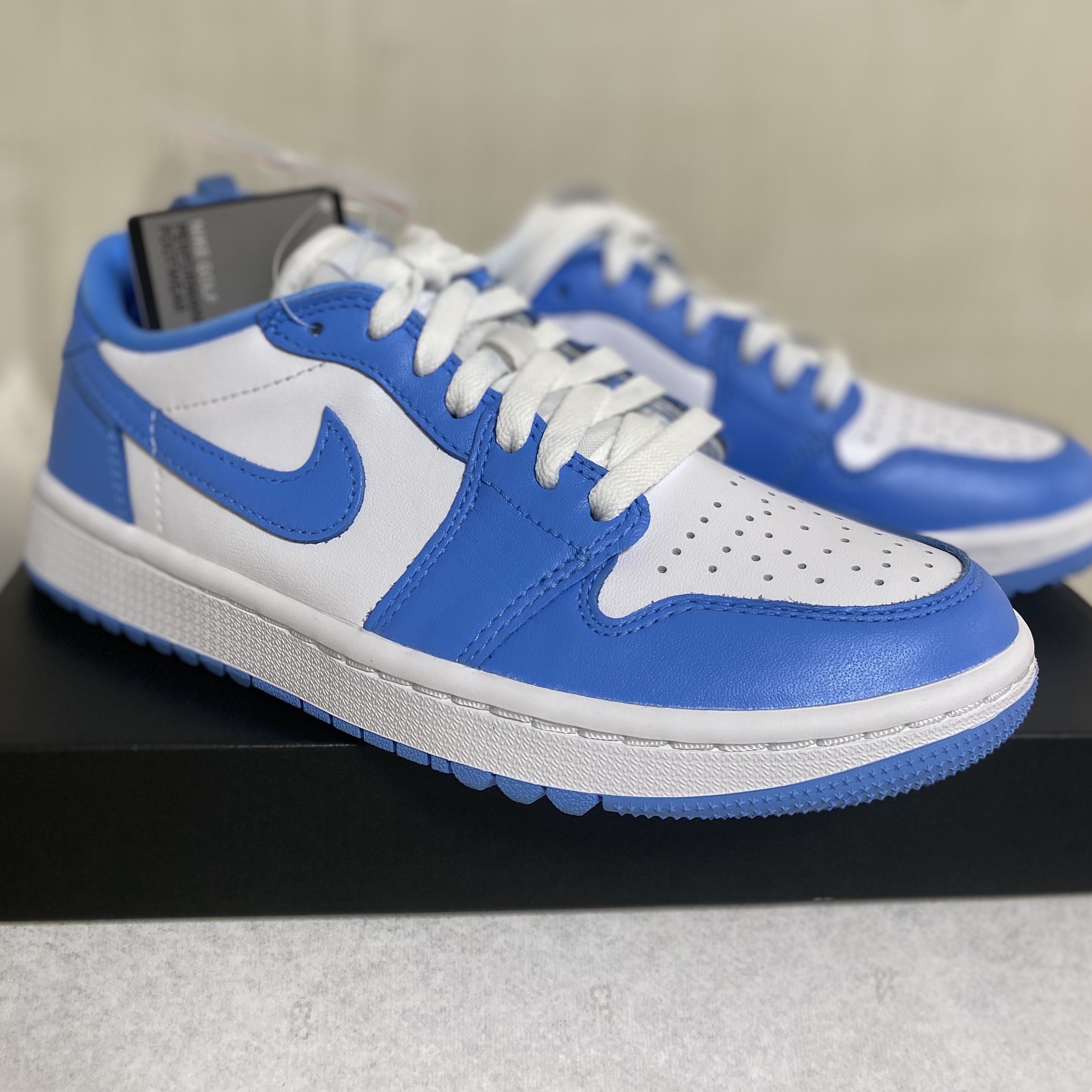 Jordan 1 Low Golf White and University Blue 착용 스타일 - 1