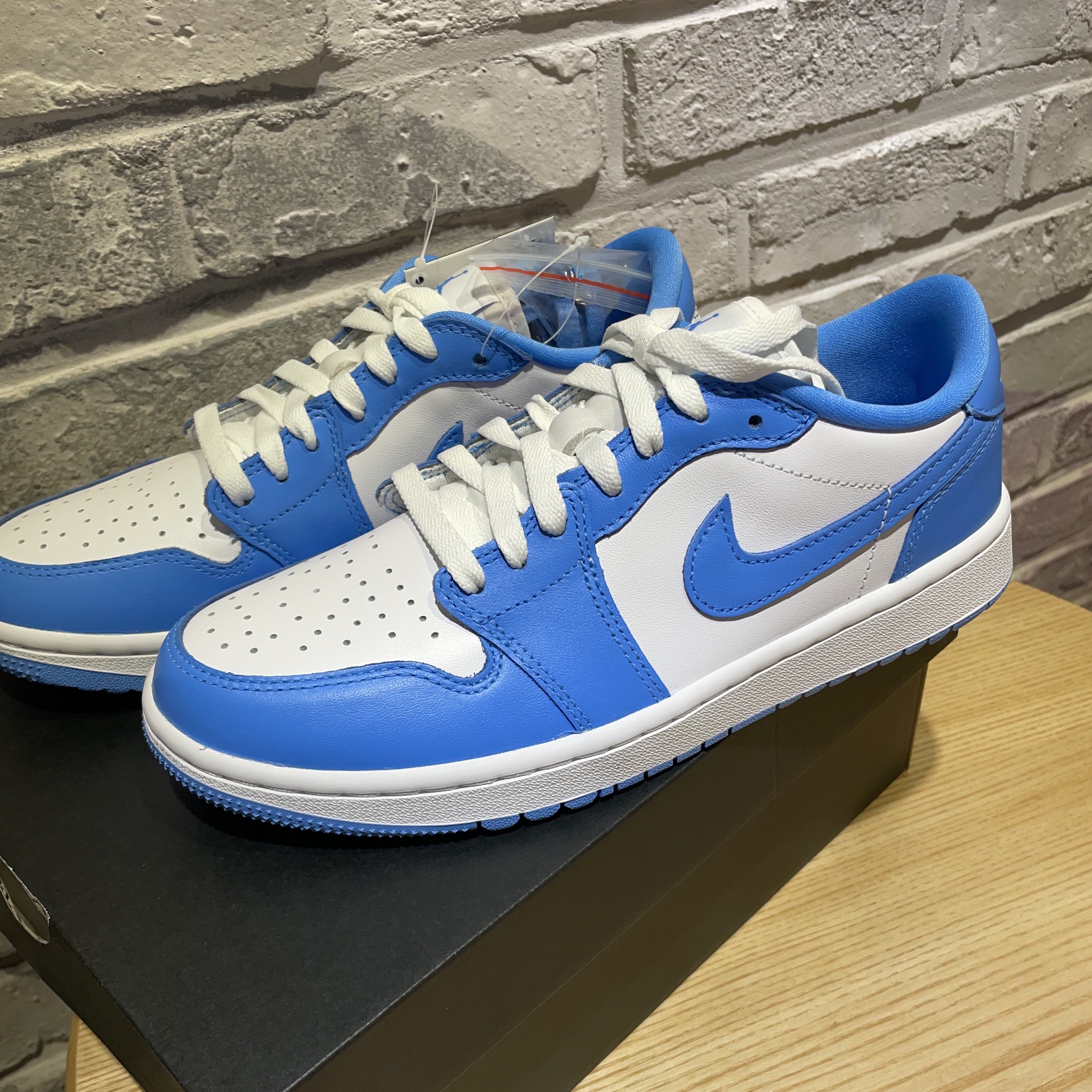 Jordan 1 Low Golf White and University Blue 착용 스타일
