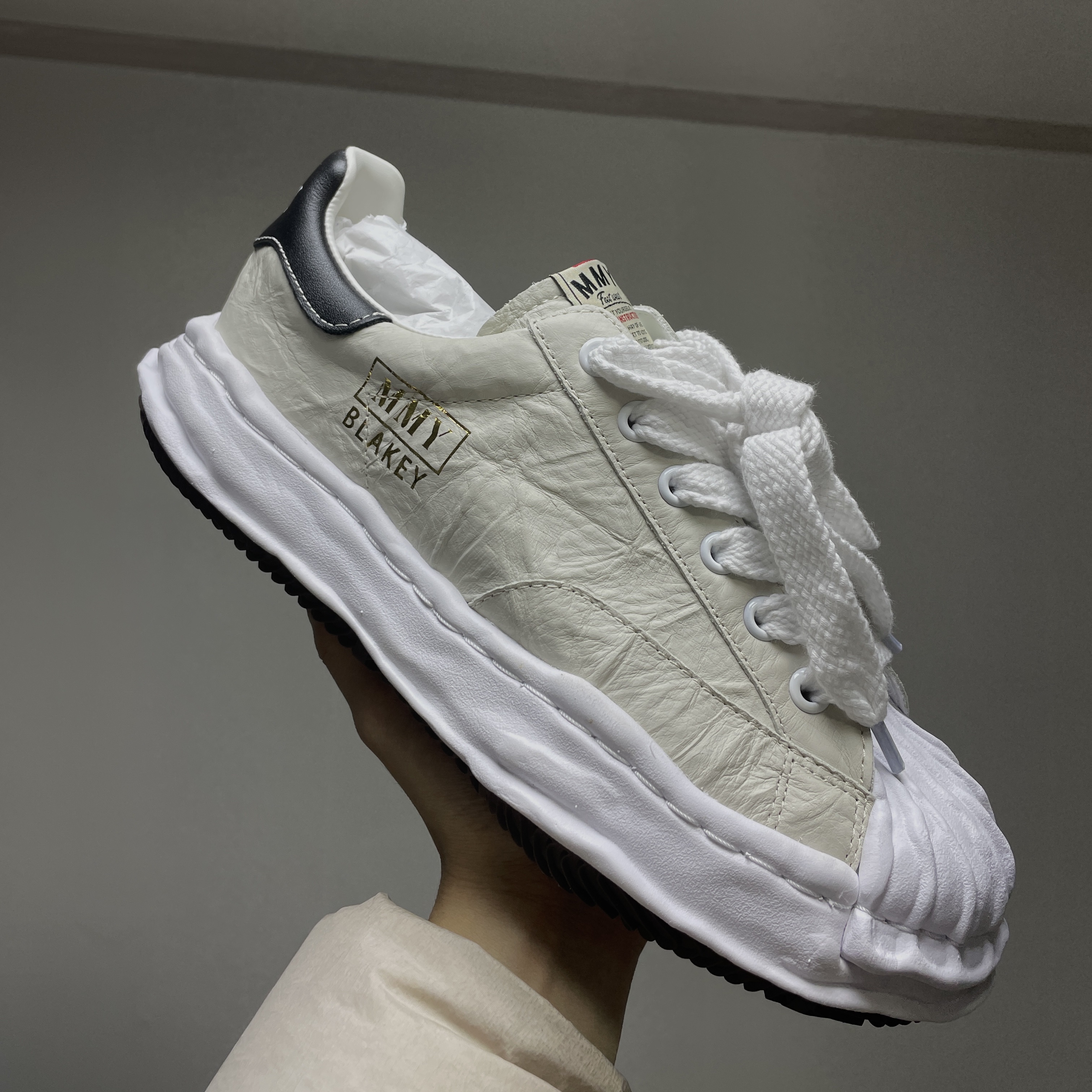 Maison Mihara Yasuhiro Blakey OG STC Sole Paper Like Leather Low-top Sneakers White 착용 스타일