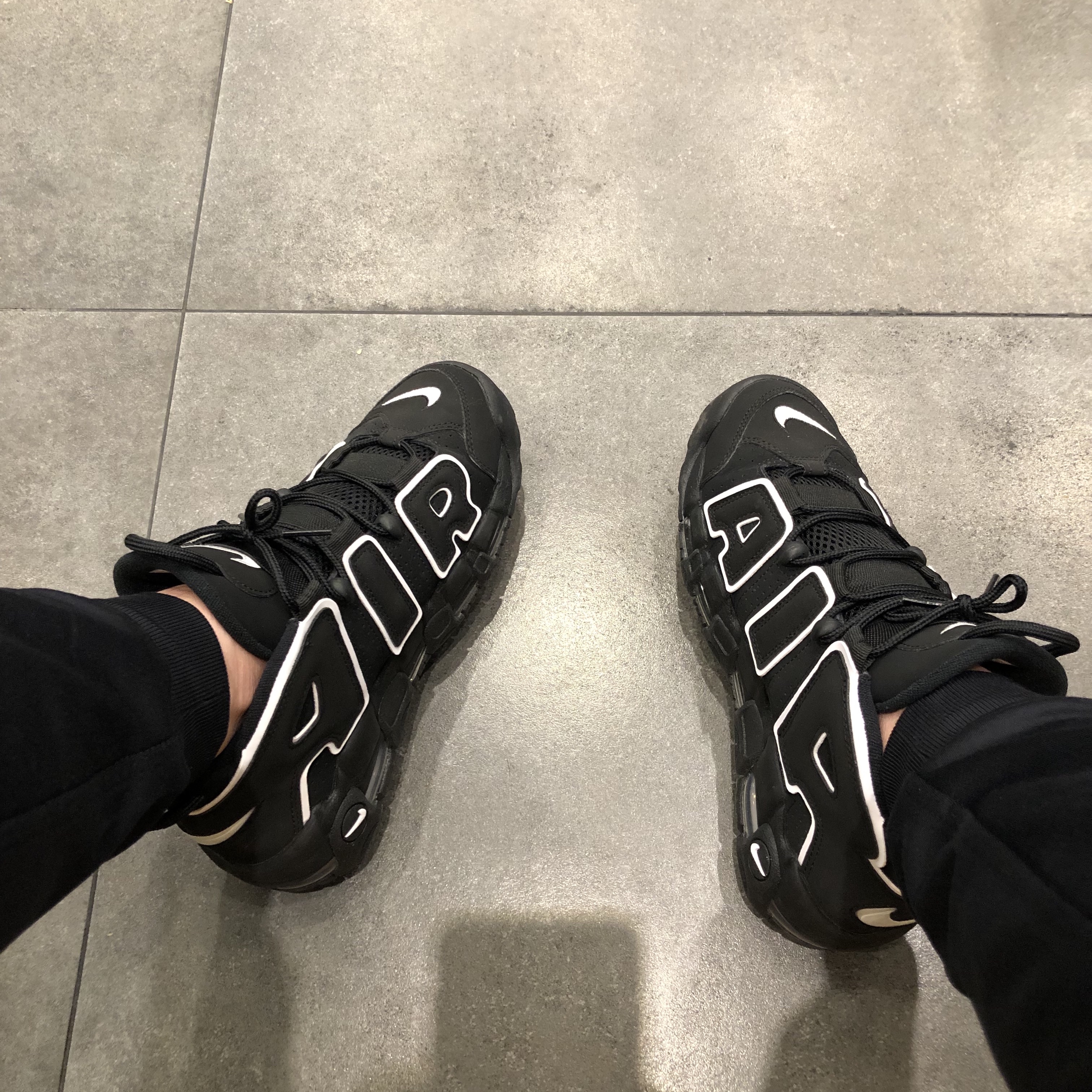 Nike Air More Uptempo Black White 2020 착용 스타일 - 3