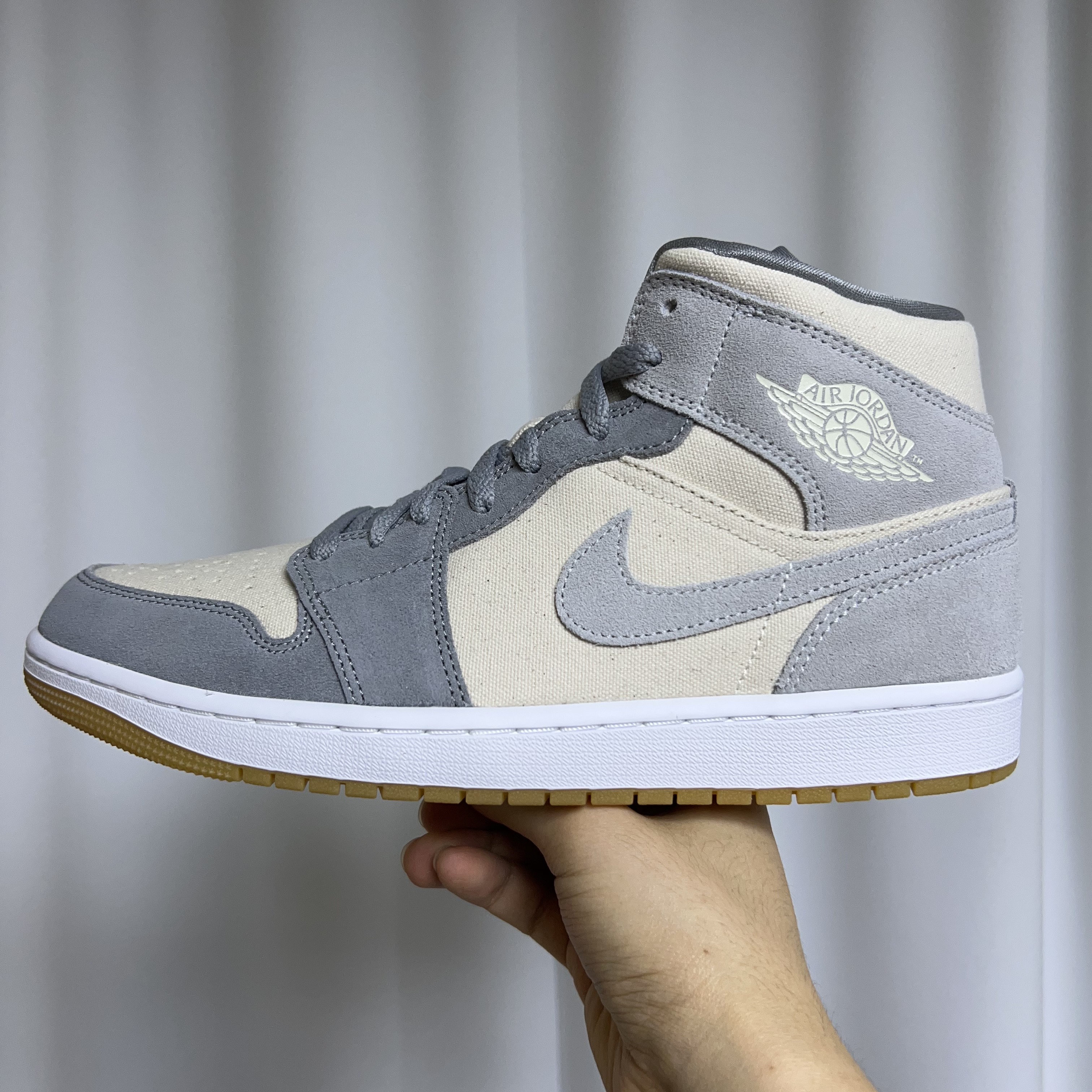 Jordan 1 Mid SE Coconut Milk Particle Grey 착용 스타일 - 1