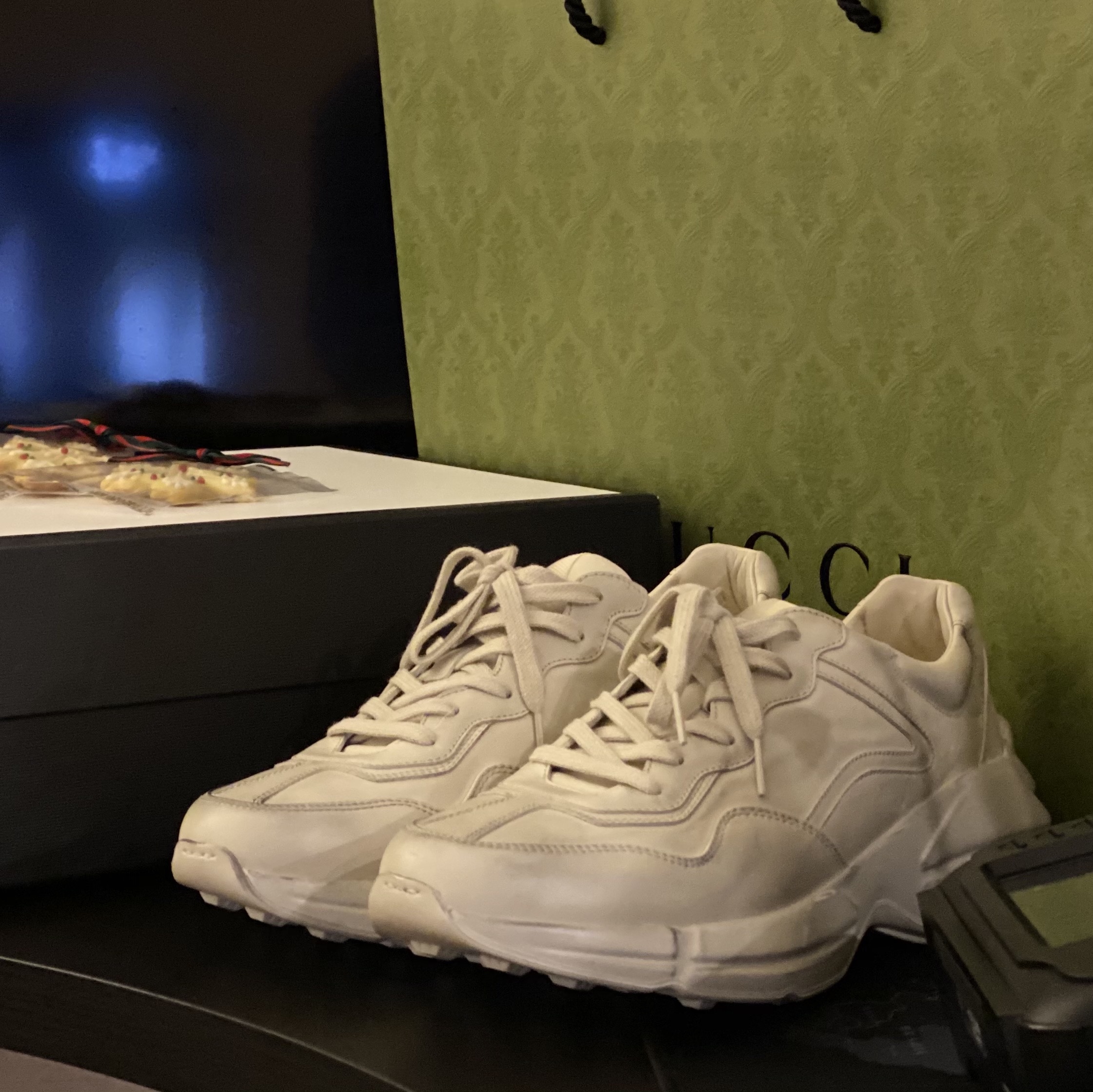 Gucci Rhyton Leather Sneakers Distressed Ivory 착용 스타일