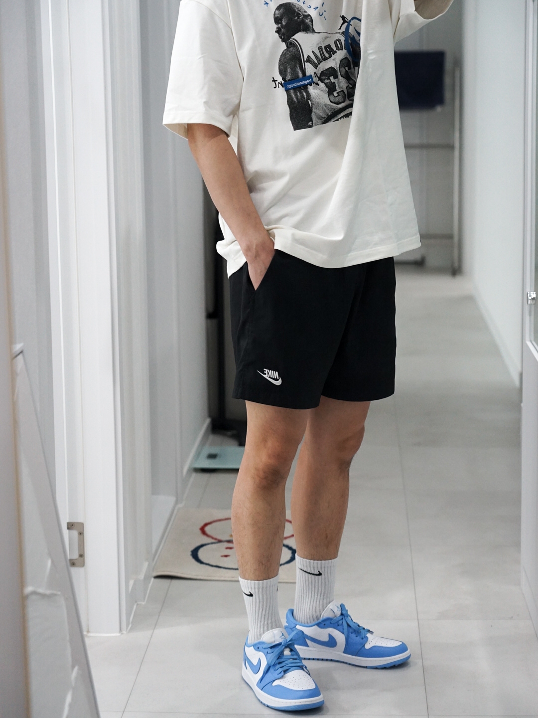 Jordan 1 Low Golf White and University Blue, Jordan x Travis Scott x Fragment T-Shirt Sail (DJ0619-133) 착용 스타일 - 2