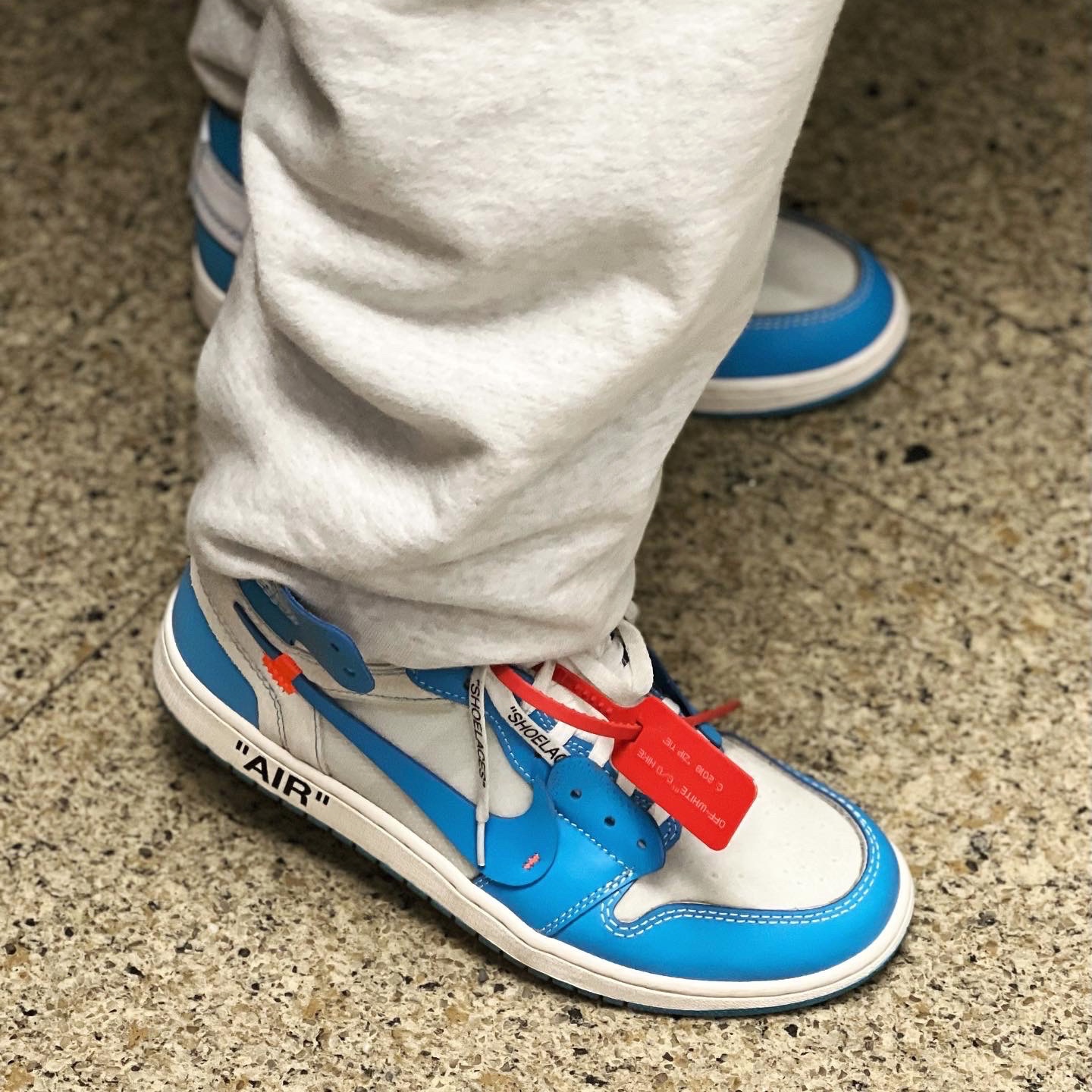 Jordan 1 x Off-White Retro High University Blue 착용 스타일 - 2