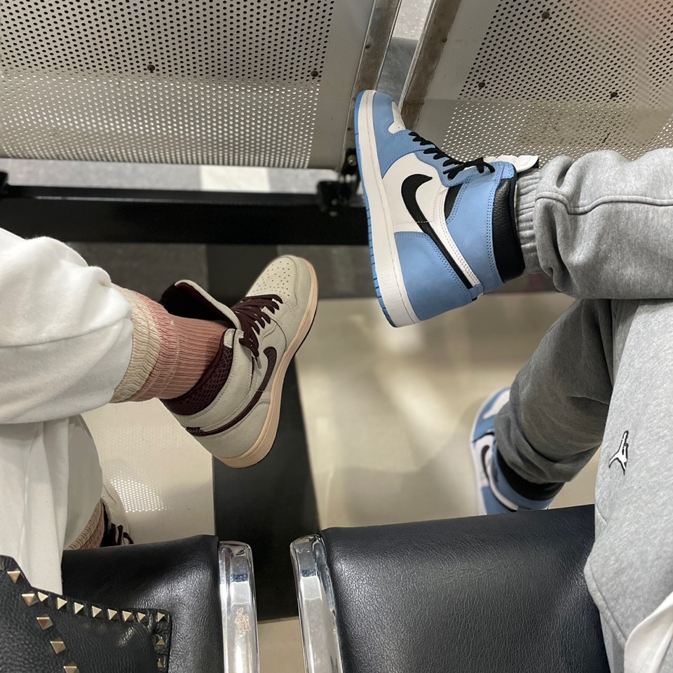 Jordan 1 x A Ma Maniere Retro High OG SP Sail and Burgundy, Jordan 1 Retro High OG University Blue 착용 스타일