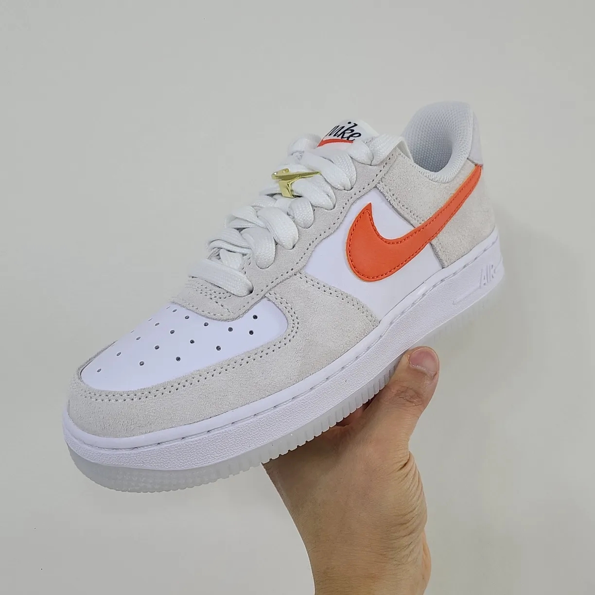 (W) Nike Air Force 1 '07 SE First Use Orange Sail 착용 스타일 - 1