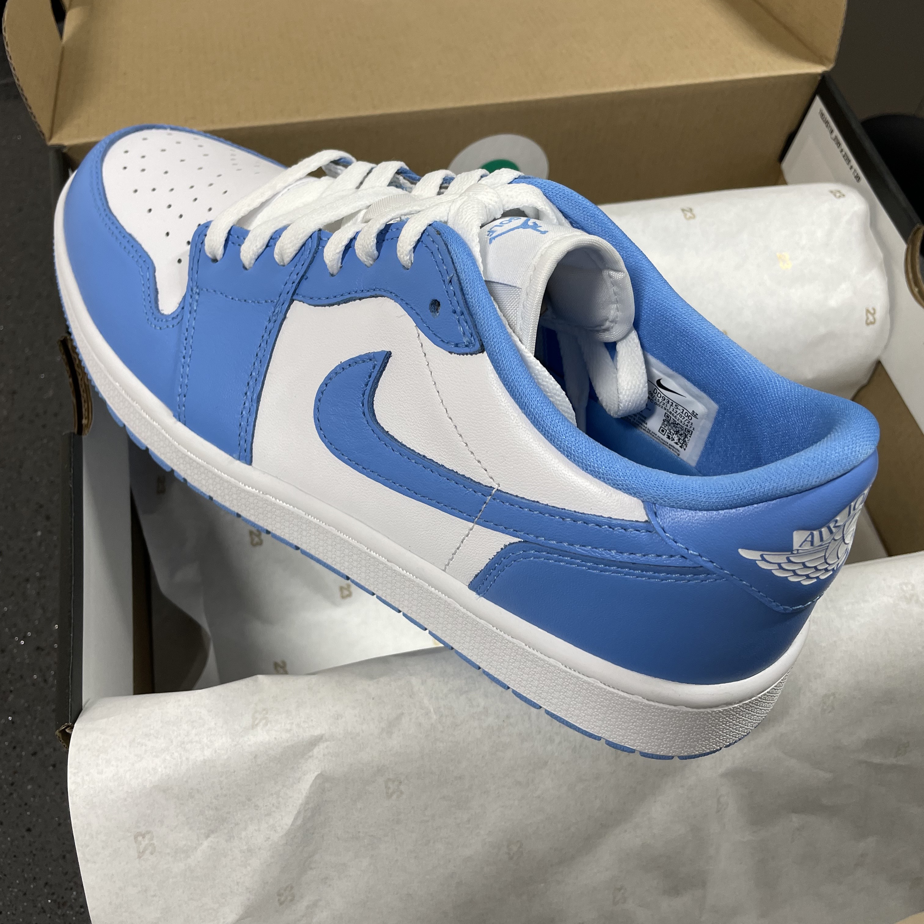 Jordan 1 Low Golf White and University Blue 착용 스타일