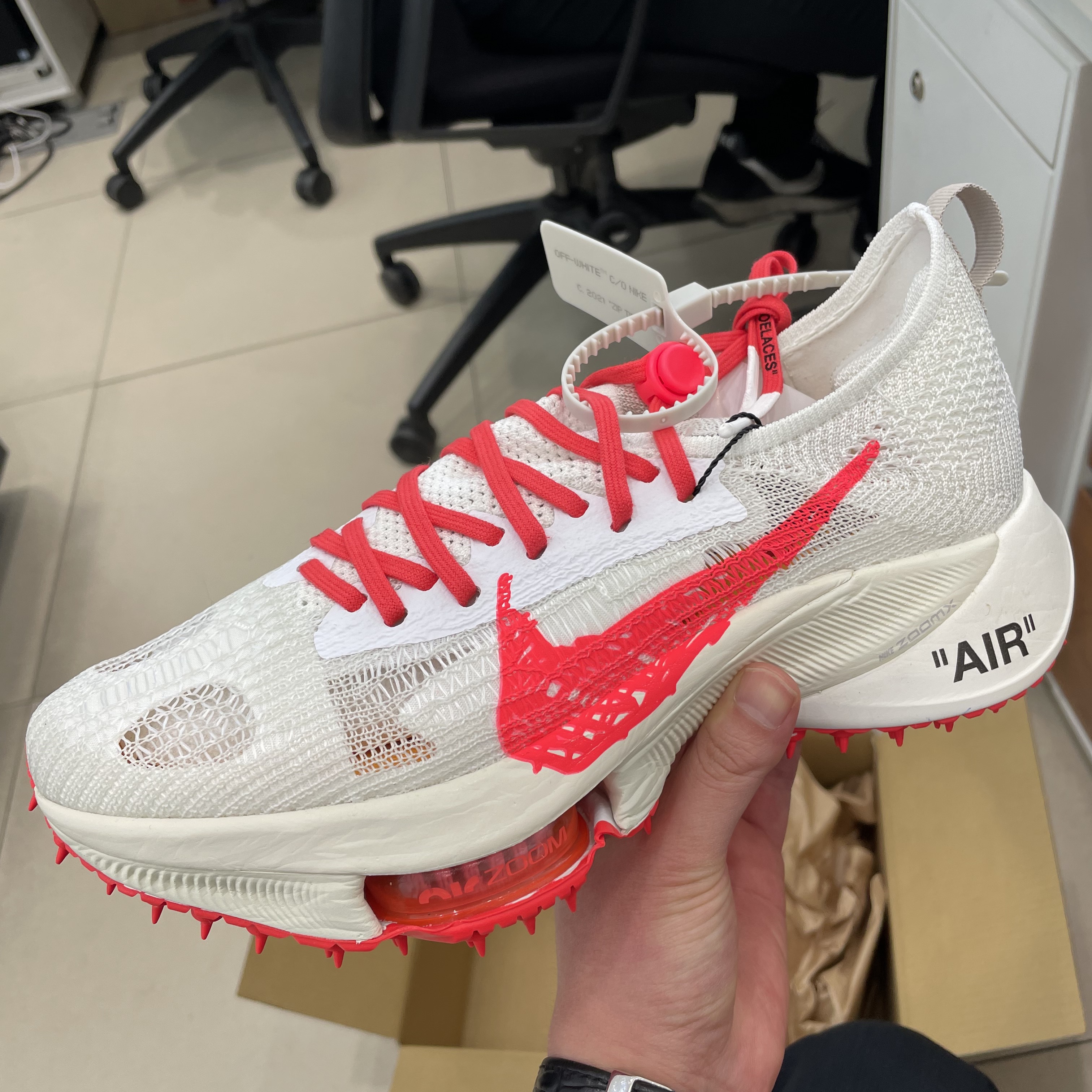 Nike x Off-White Air Zoom Tempo Next% Solar Red 착용 스타일