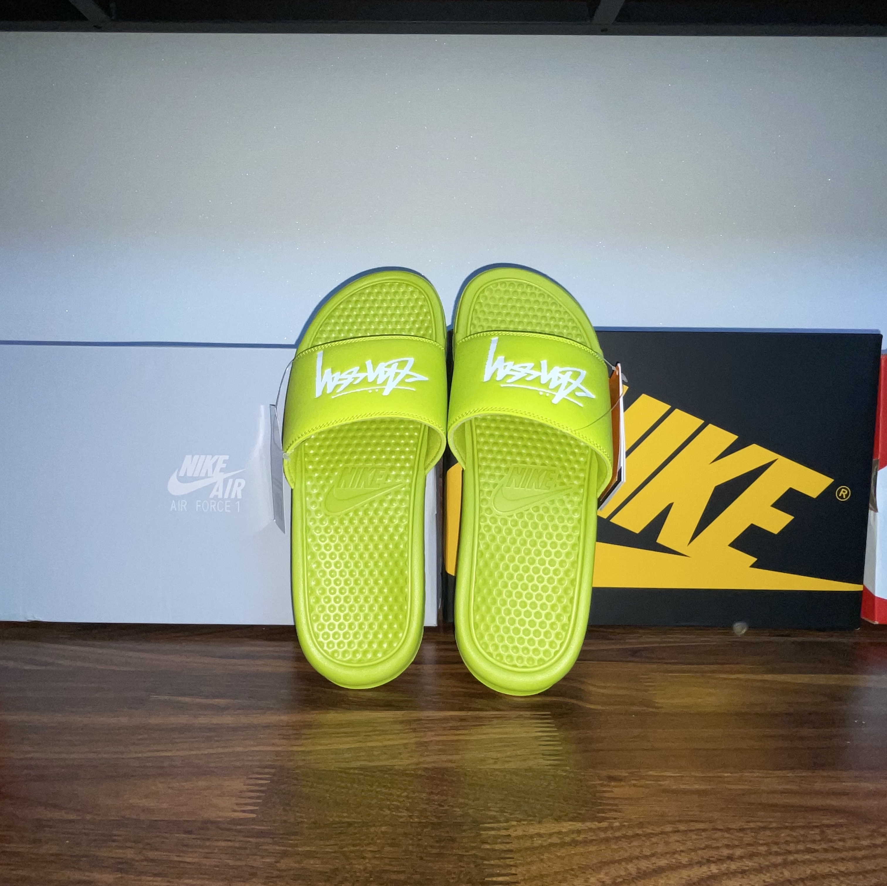 Nike x Stussy Benassi Slide Volt 착용 스타일