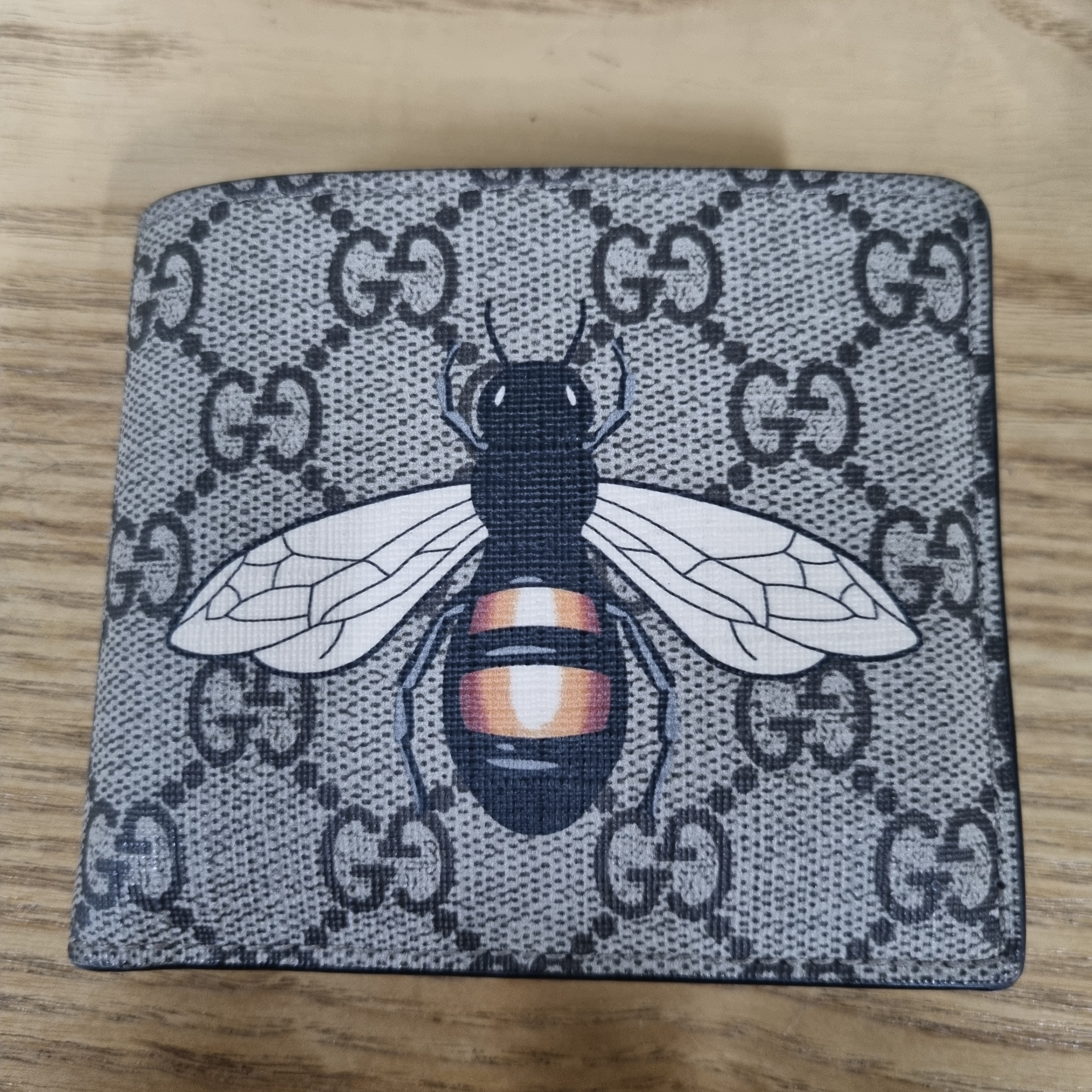 Gucci Kingsnake Print GG Supreme Wallet, Gucci Tiger Print Wallet GG Supreme Beige Ebony 착용 스타일