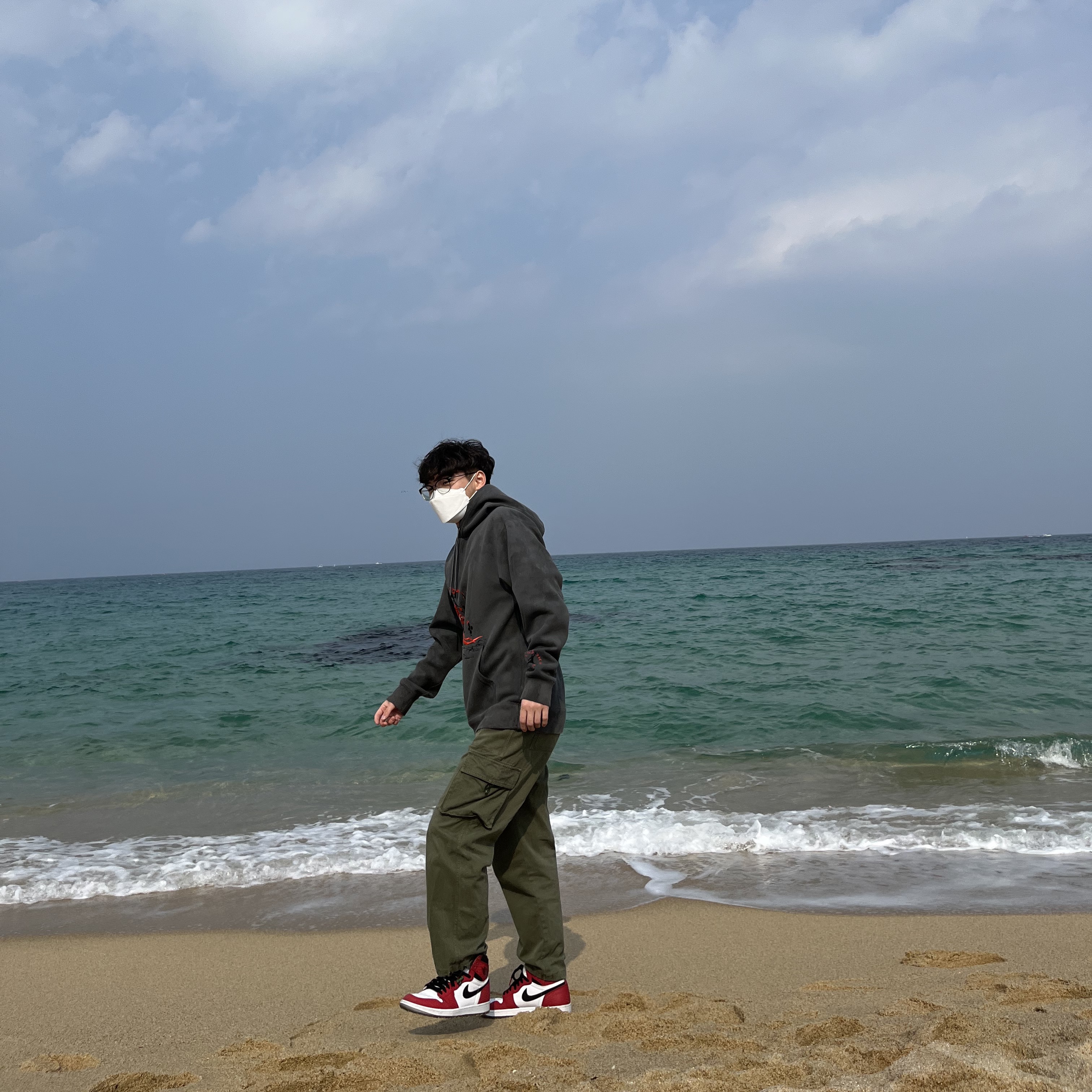 Jordan x Travis Scott Washed Suede Hoodie Grey, Jordan 1 Retro High Spider-Man Origin Story 착용 스타일 - 1