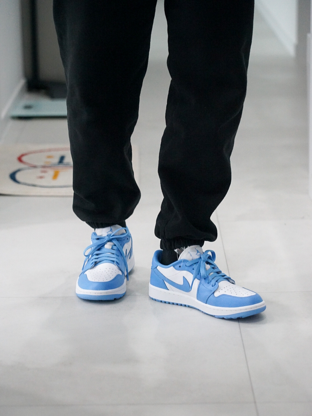 Jordan 1 Low Golf White and University Blue 착용 스타일 - 1