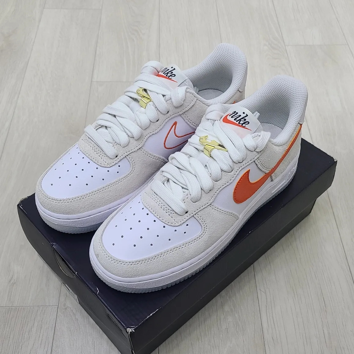 (W) Nike Air Force 1 '07 SE First Use Orange Sail 착용 스타일 - 2