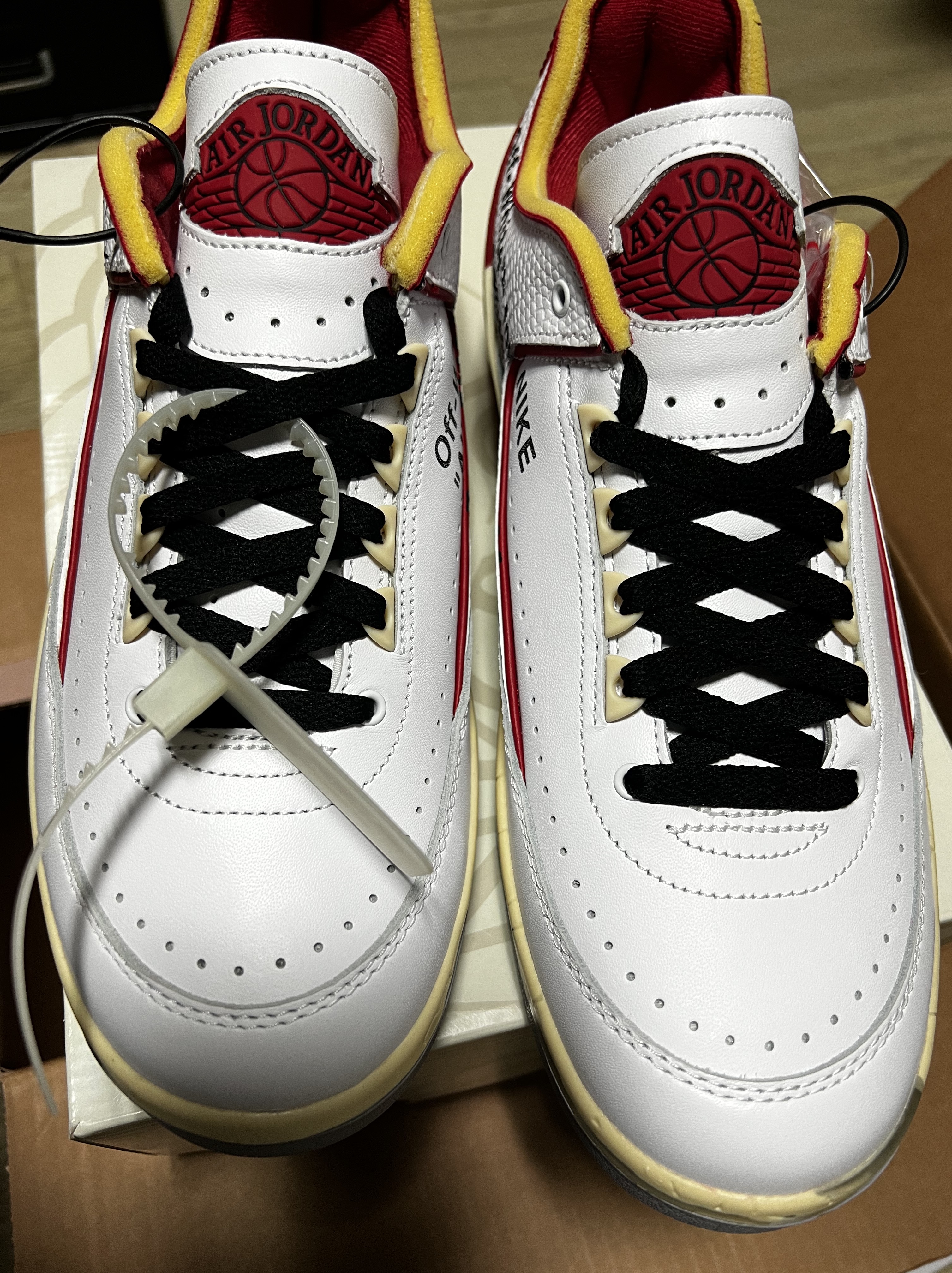 Jordan 2 x Off-White Retro Low SP White and Varsity Red 착용 스타일
