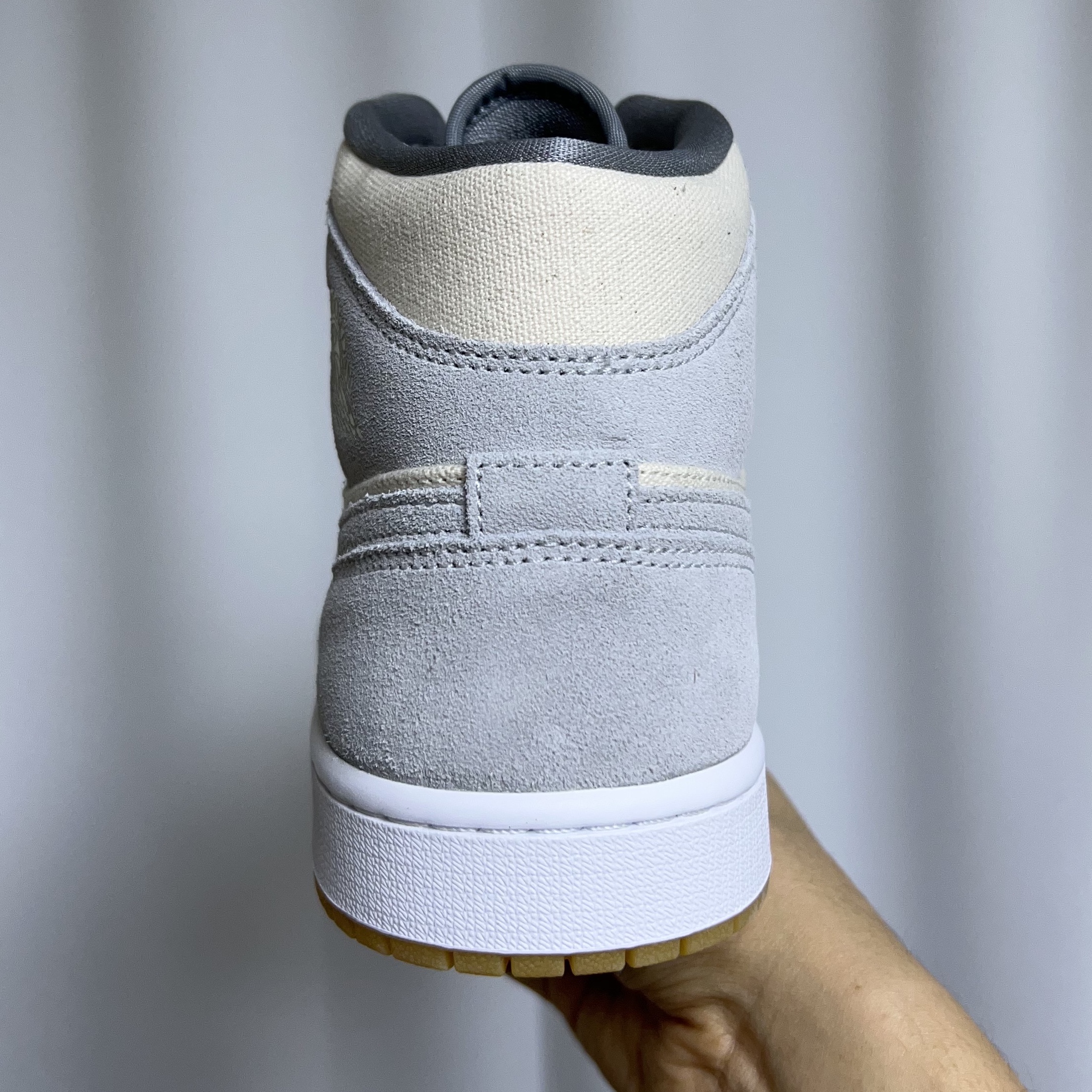 Jordan 1 Mid SE Coconut Milk Particle Grey 착용 스타일 - 3