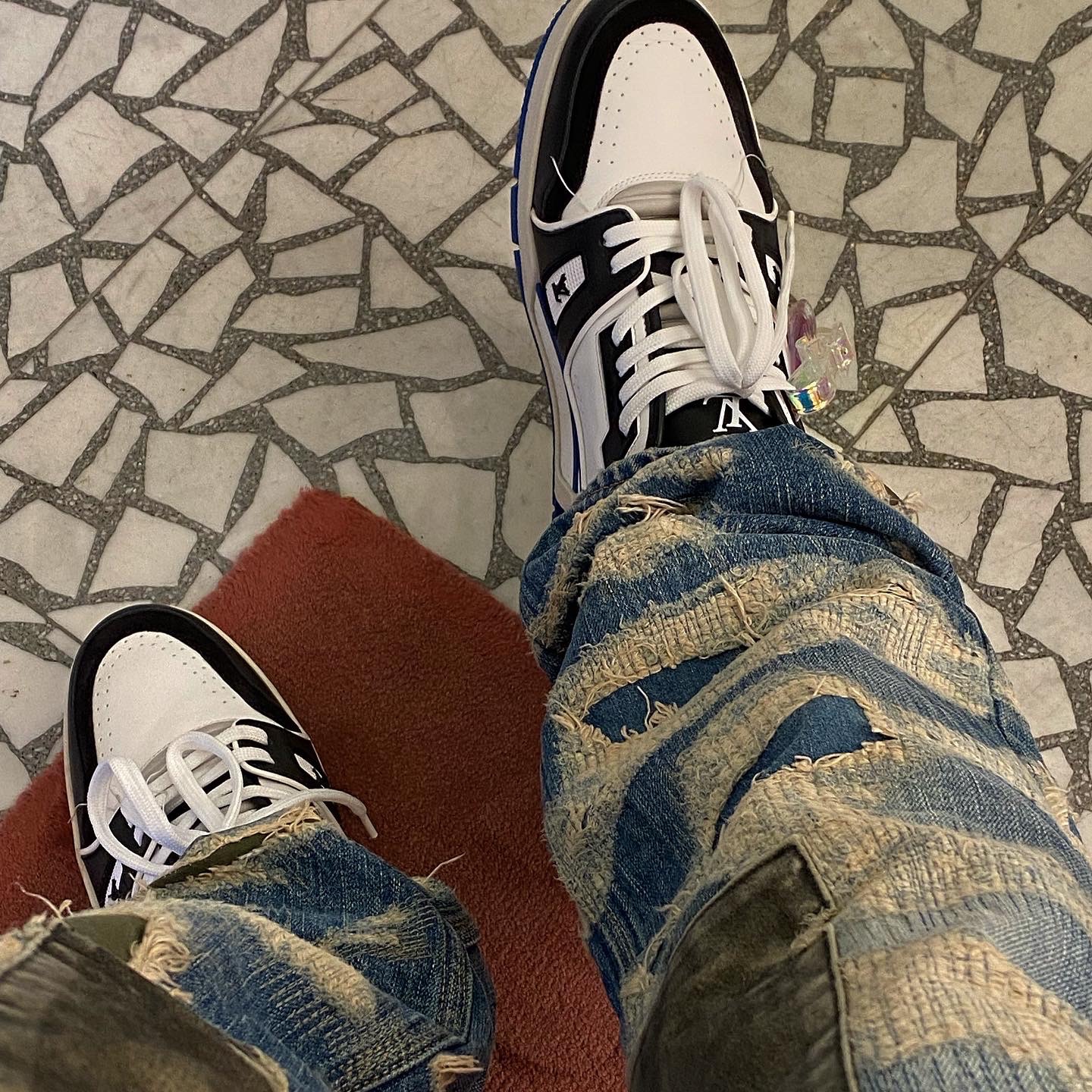 Louis Vuitton LV Trainer Sneakers White Black 착용 스타일 - 1
