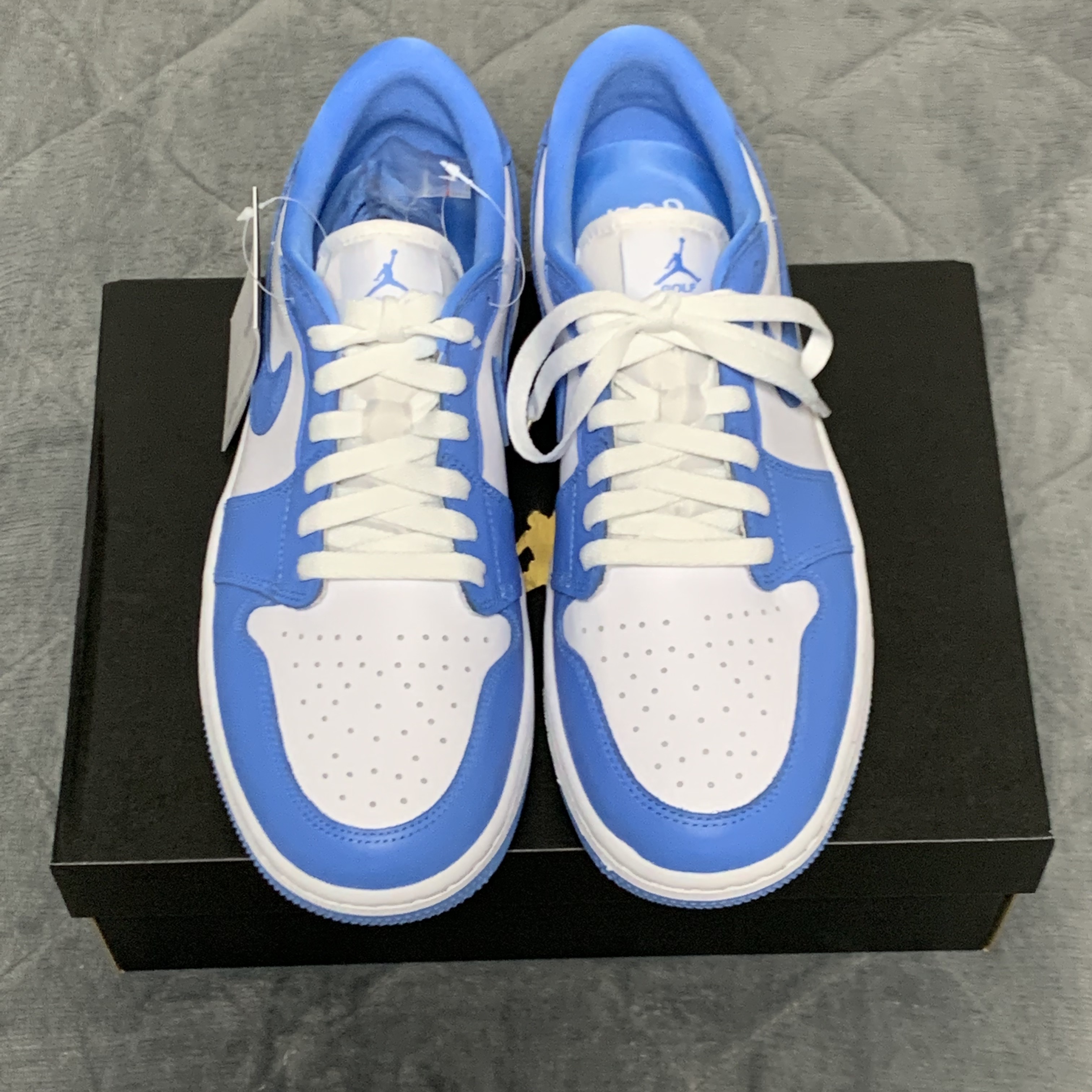 Jordan 1 Low Golf White and University Blue 착용 스타일 - 2