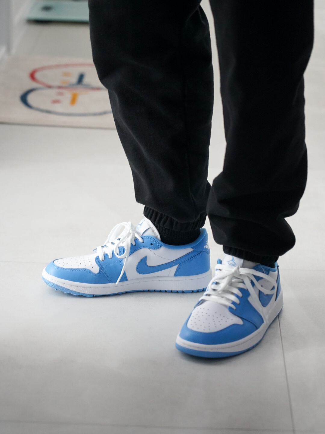 Jordan 1 Low Golf White and University Blue 착용 스타일 - 2